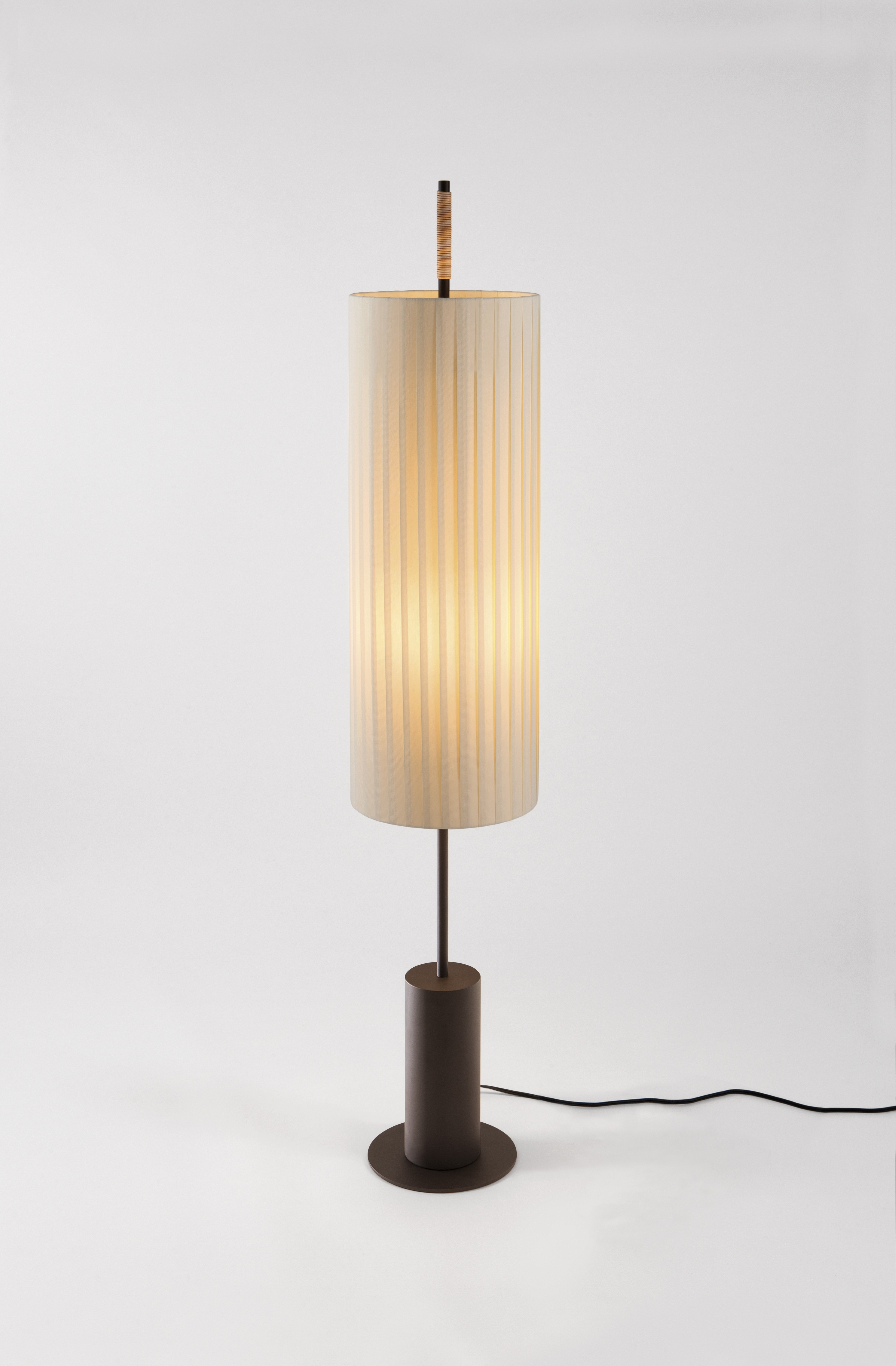 Dorica Stehleuchte von Santa & Cole: Moderne Stehlampe mit plissiertem Lampenschirm und braunem Fuß.