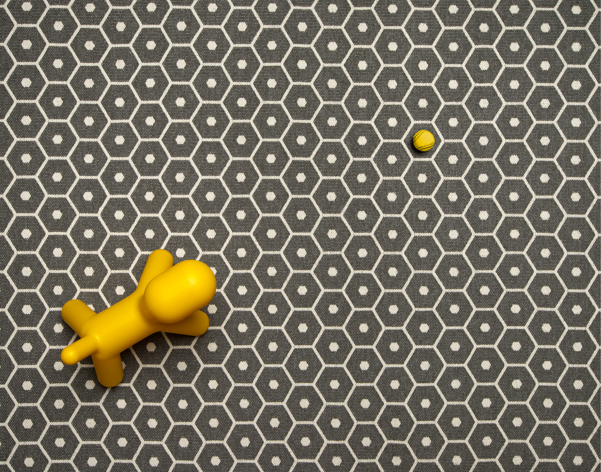 Pappelina Honey Teppich 180x260 cm mit grafischem Muster in Grau und Weiß, Kunststoffteppich.