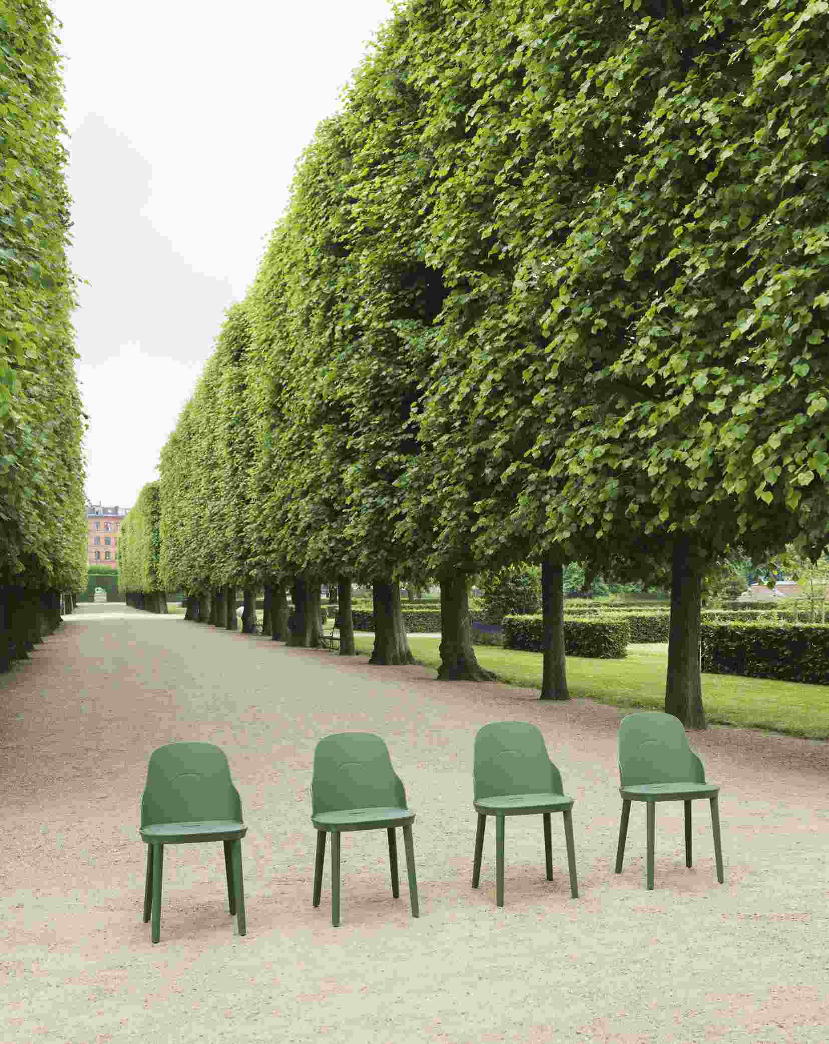 Vier grüne Allez Stühle von Normann Copenhagen im Park, Gartenstuhl aus Kunststoff.