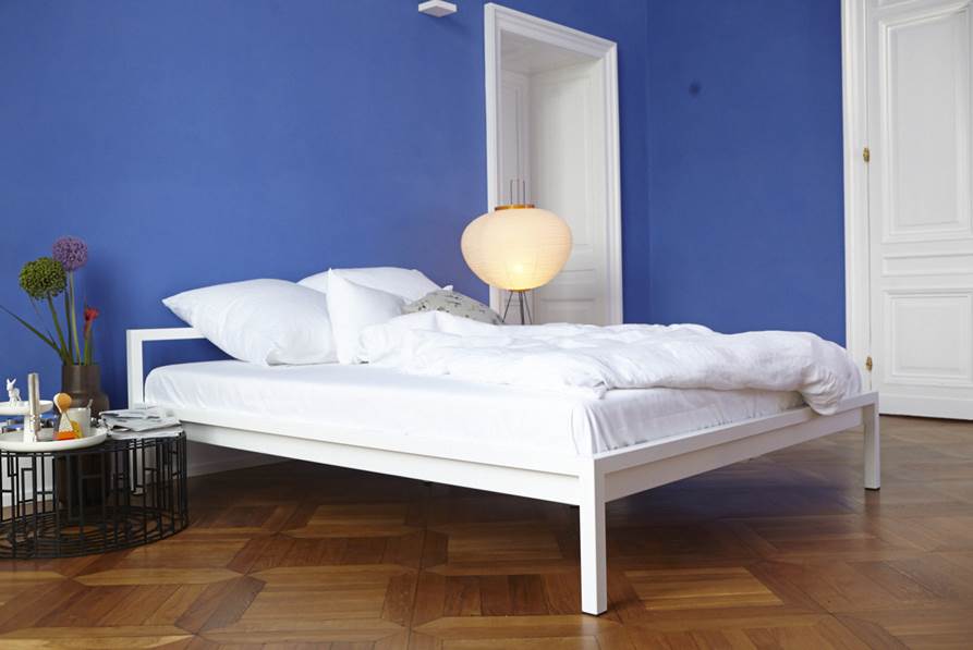 Weißes Pure Bett Stahl pulverbeschichtet von Hans Hansen, Größe 200x200 cm, im Schlafzimmer. Modernes Design Bettgestell.