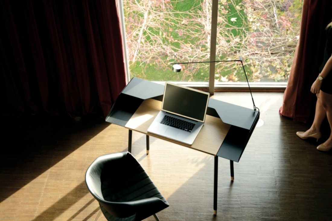 Miss Moneypenny Schreibtisch mit Laptop und Lampe vor Fenster. Moderner Bürotisch für stilvolles Arbeiten.