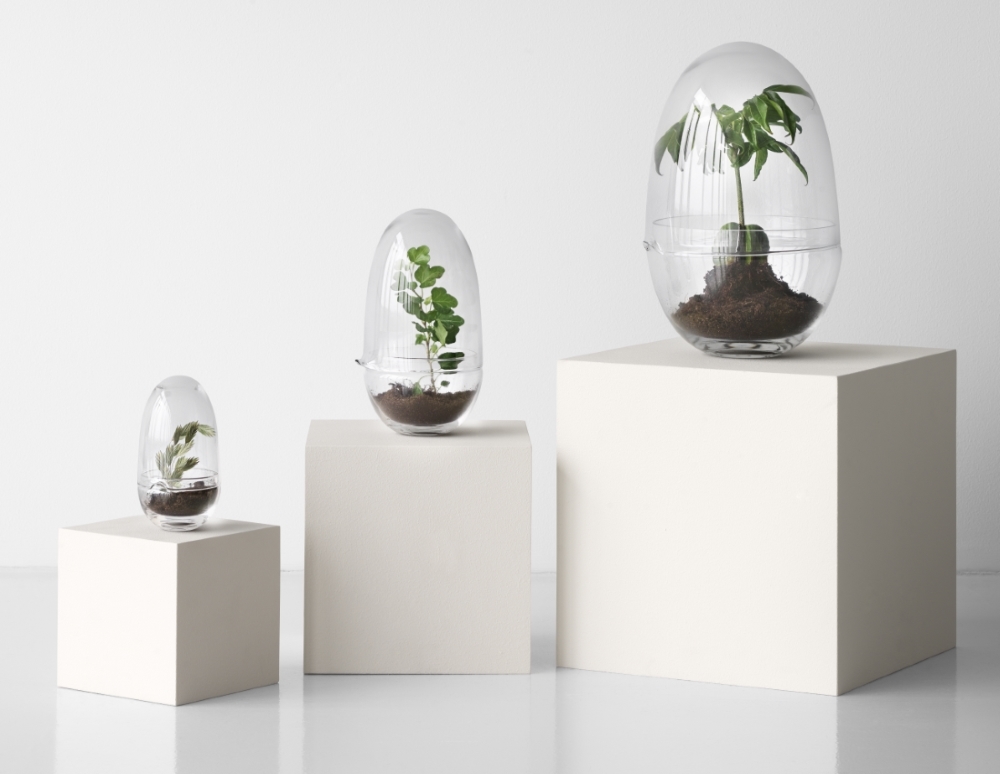 Drei Grow Gewächshäuser von Design House Stockholm in verschiedenen Größen mit Pflanzen.