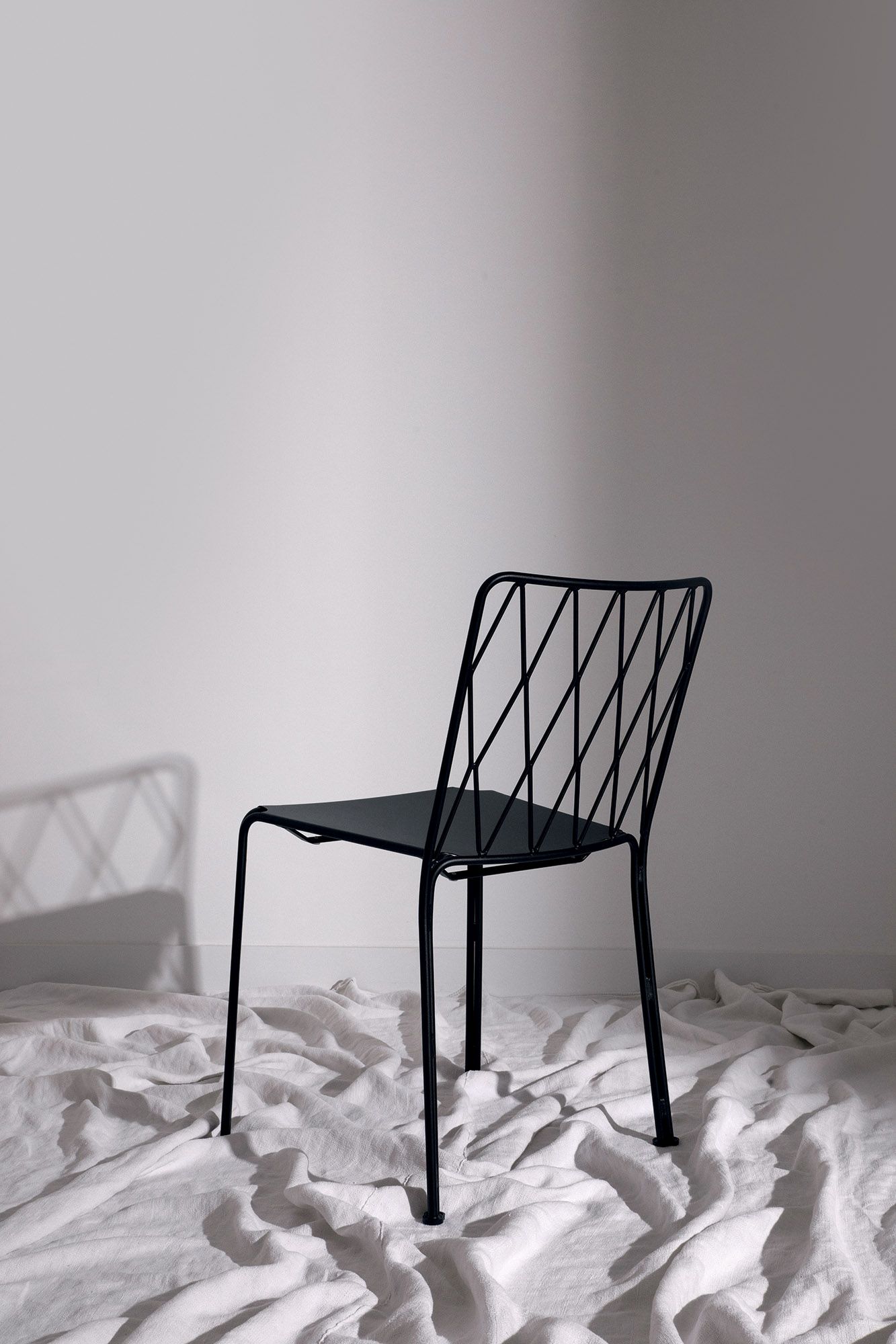 Schwarzer Kintbury Stuhl von Fermob für den Außenbereich, minimalistisches Design mit filigranem Stahlgestell.