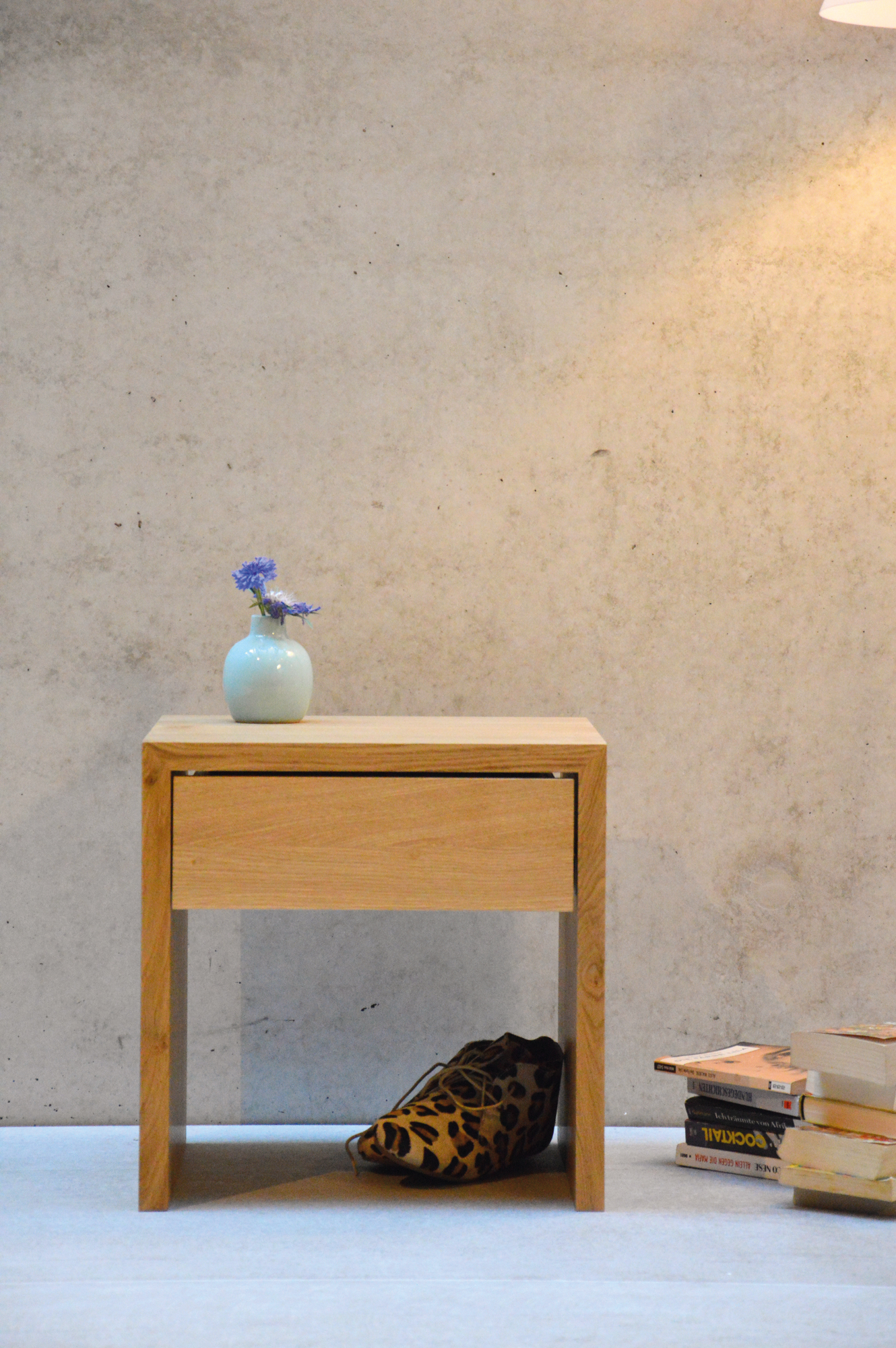 Cubus S Beistelltisch von Jan Kurtz aus hellem Holz mit Schublade, Vase und Dekoration.