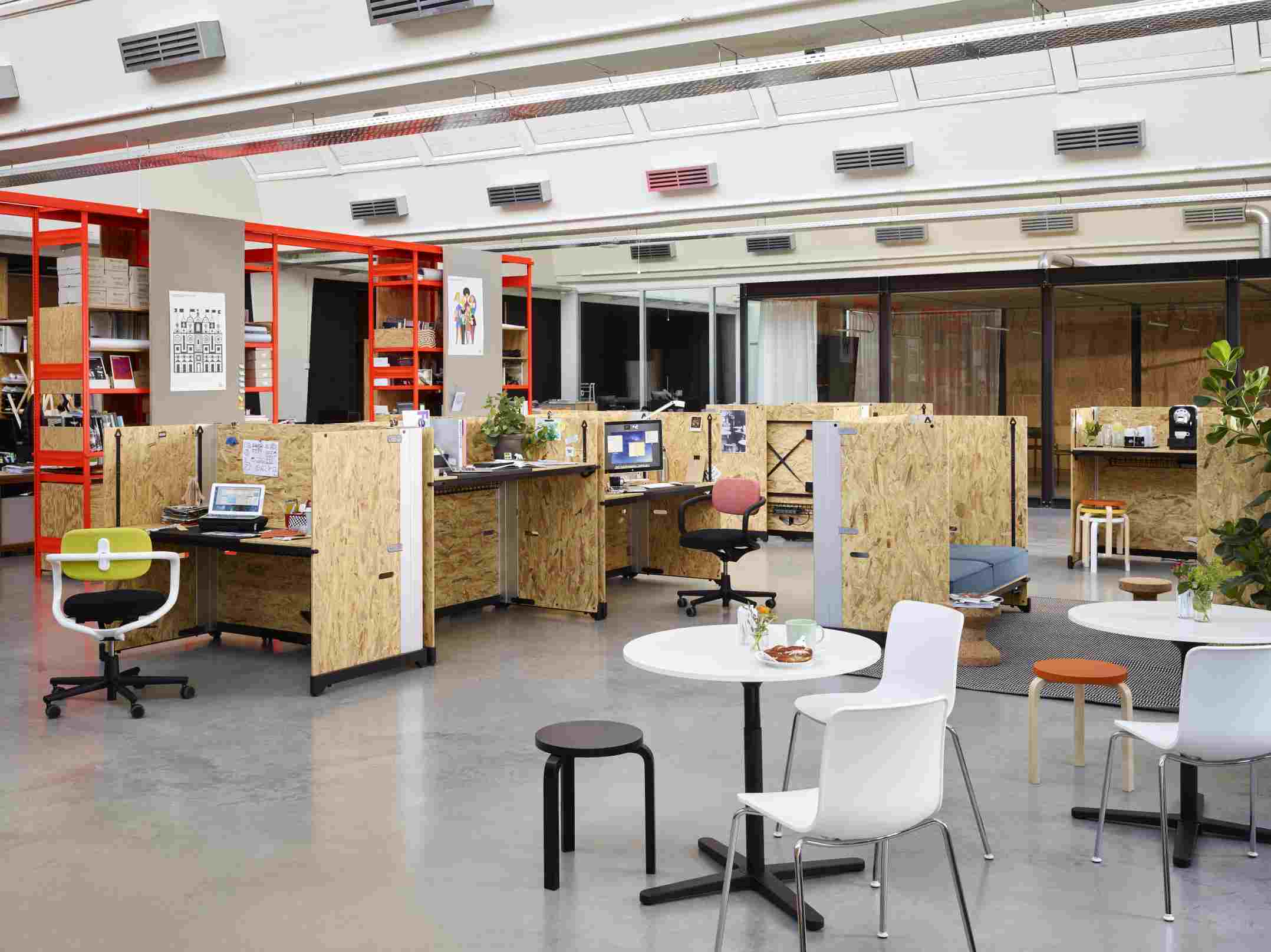 Heller Büroraum mit rundem, weißem Super Fold Table von Vitra als Besprechungstisch. Faltbarer Tisch für Konferenzräume.