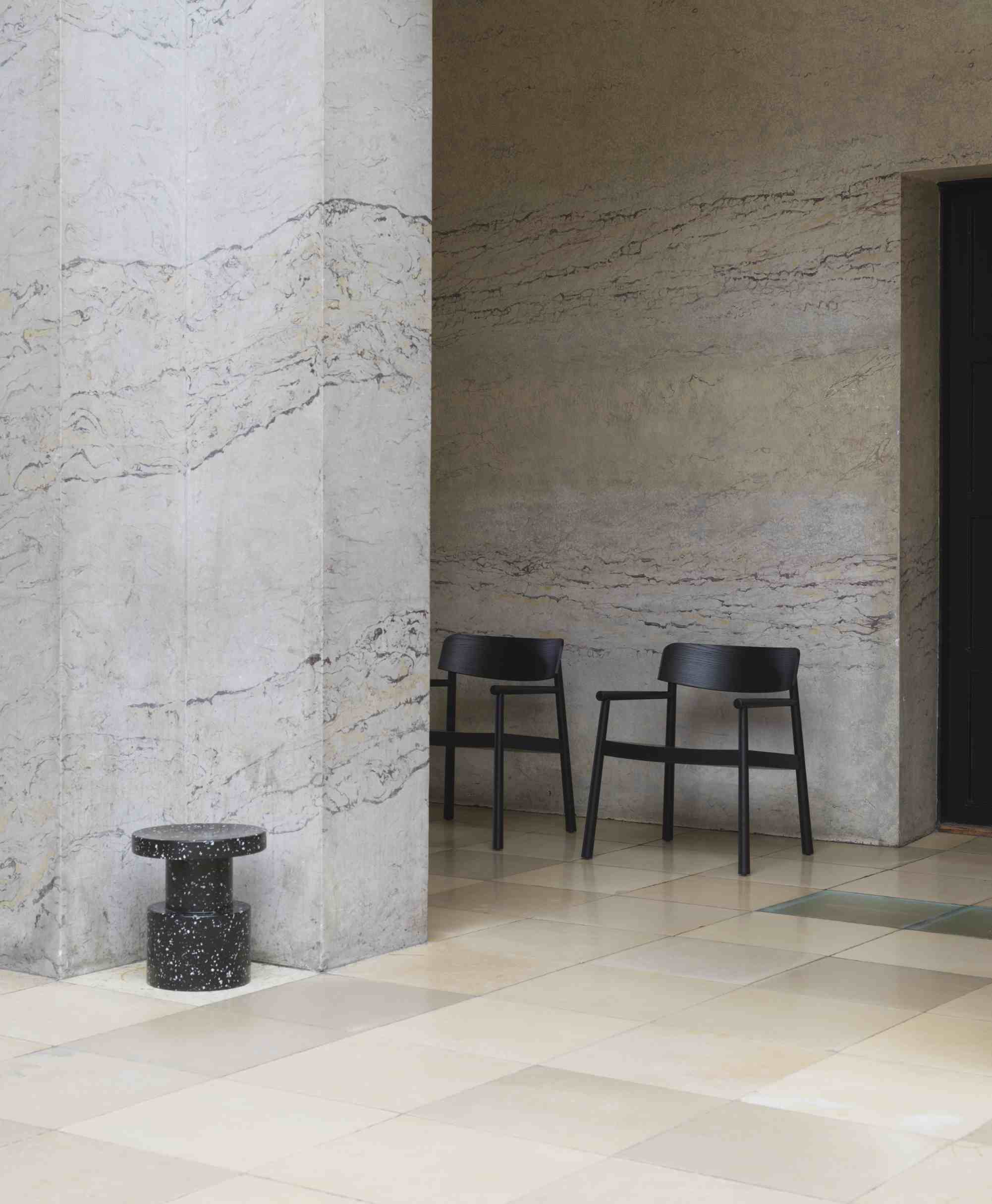 Schwarzer Bit Stool Hocker von Normann Copenhagen mit gesprenkeltem Muster im minimalistischen Raum.