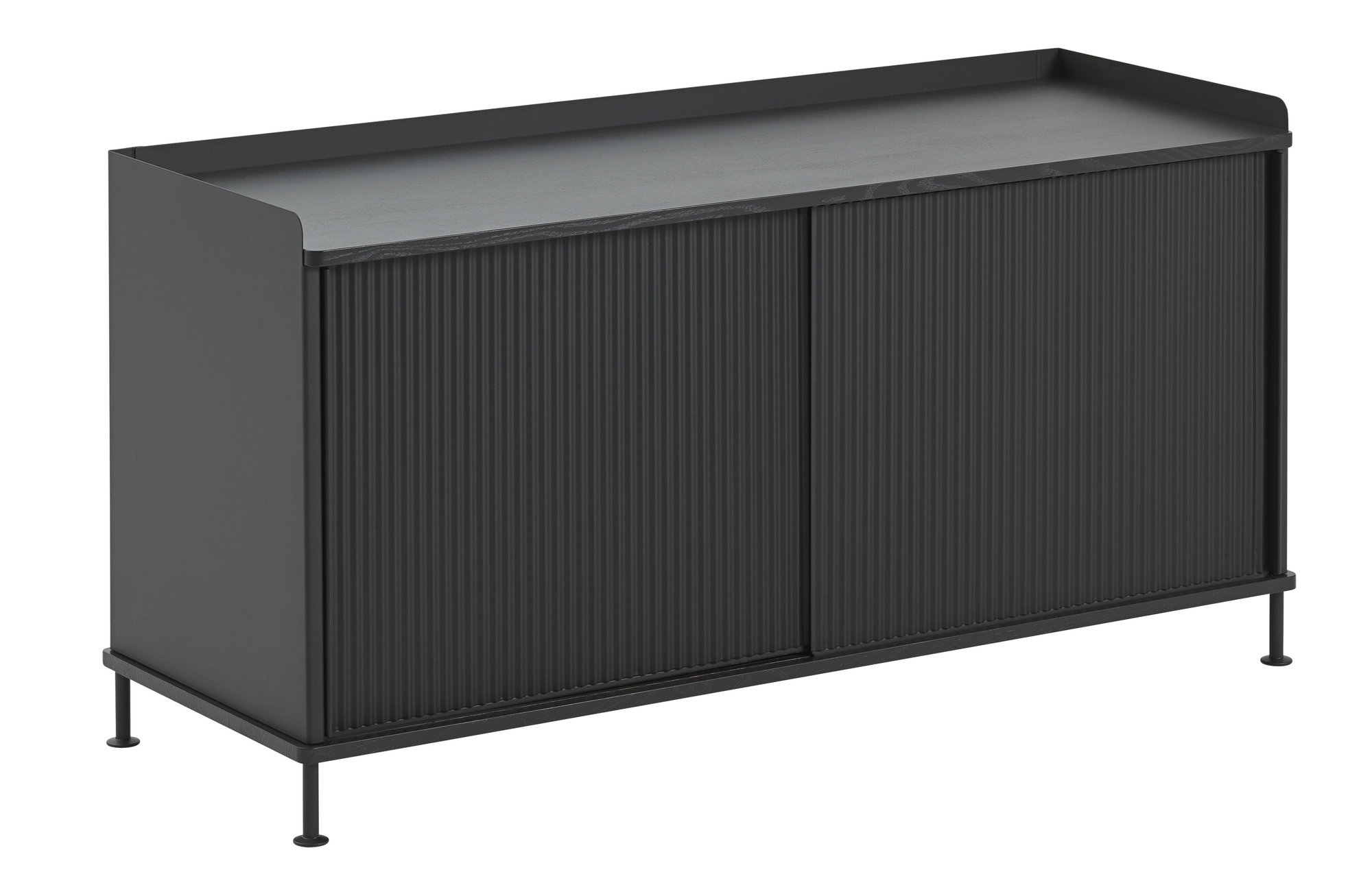 Schwarzes Muuto Enfold Sideboard Low mit Schiebetüren und filigranen Füßen für modernes Wohnen.