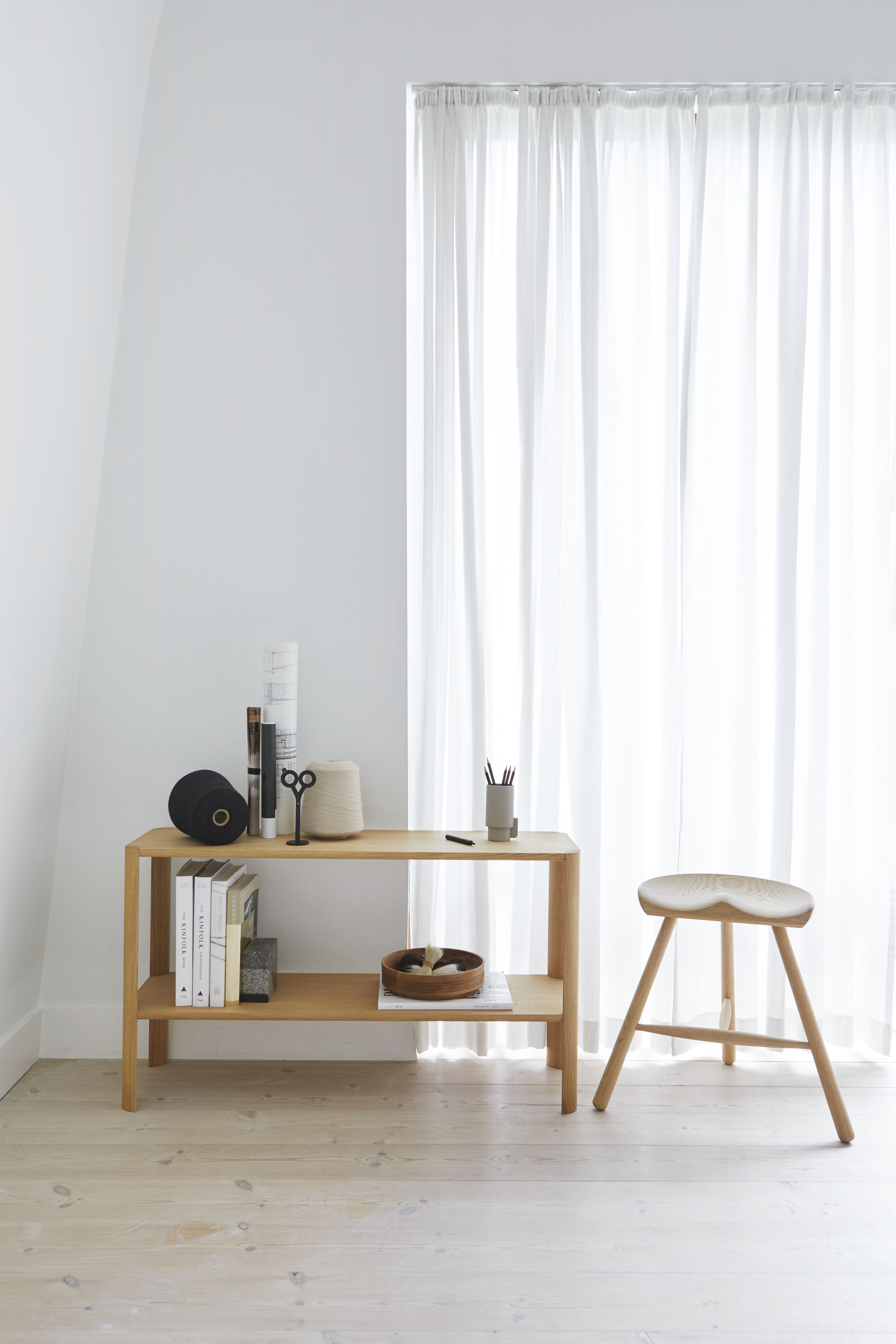 Leaf Regal 1x2 Eiche geölt von Form & Refine mit Deko und Hocker.