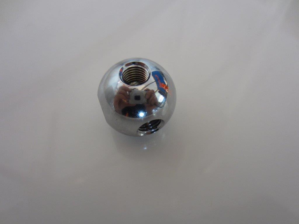 Nahaufnahme einer verchromten USM Haller Kugel als Ersatzteil, Detailaufnahme der Gewinde für Möbelbau und Design.