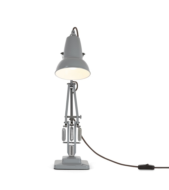 Graue Original 1227 Mini Anglepoise Tischleuchte mit Federmechanismus und Schirm leuchtend auf weißem Hintergrund.