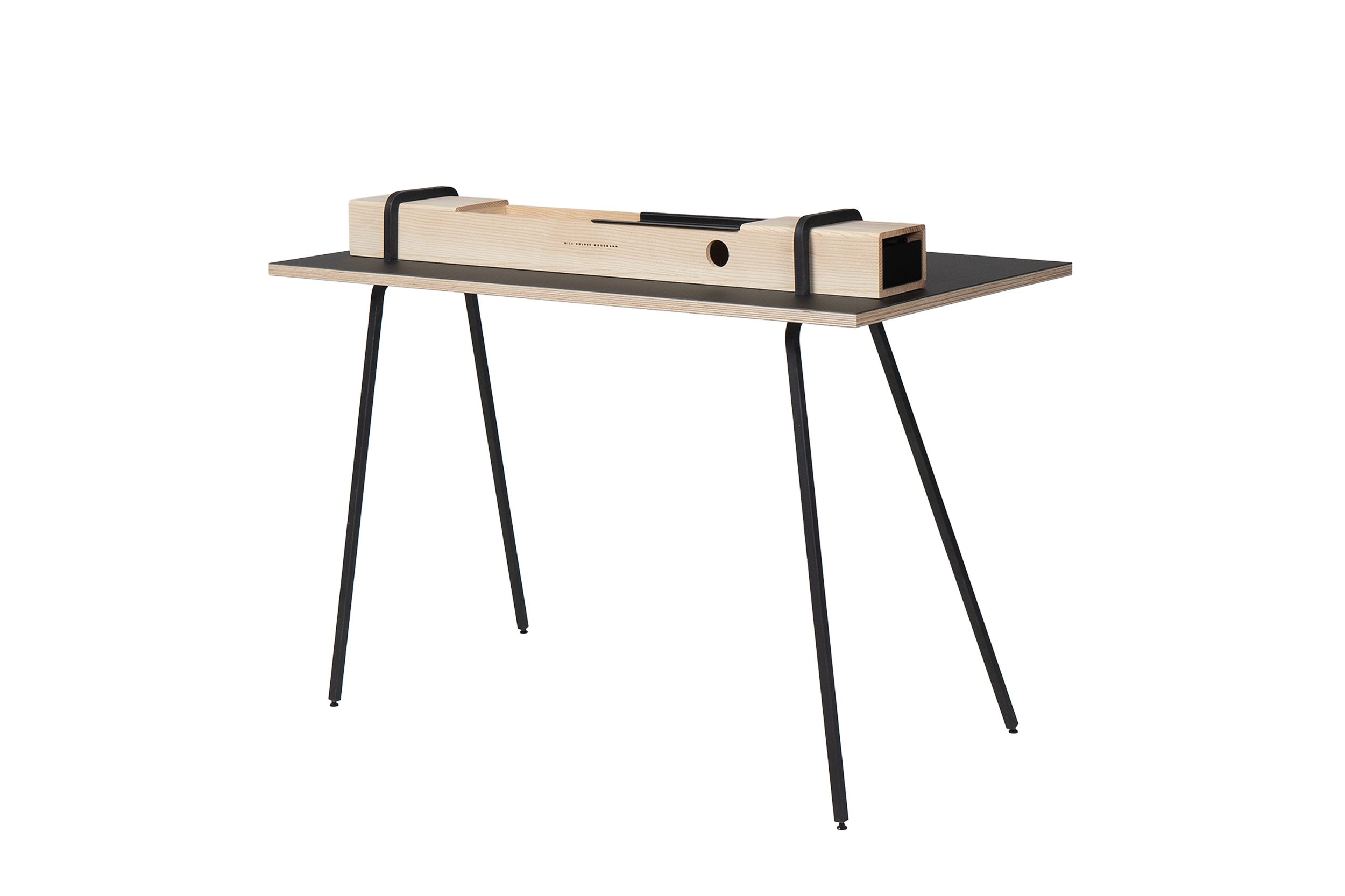 Kurt Sekretär von Nils Holger Moormann: Schreibtisch mit Ablage aus Holz und schwarzen Beinen.