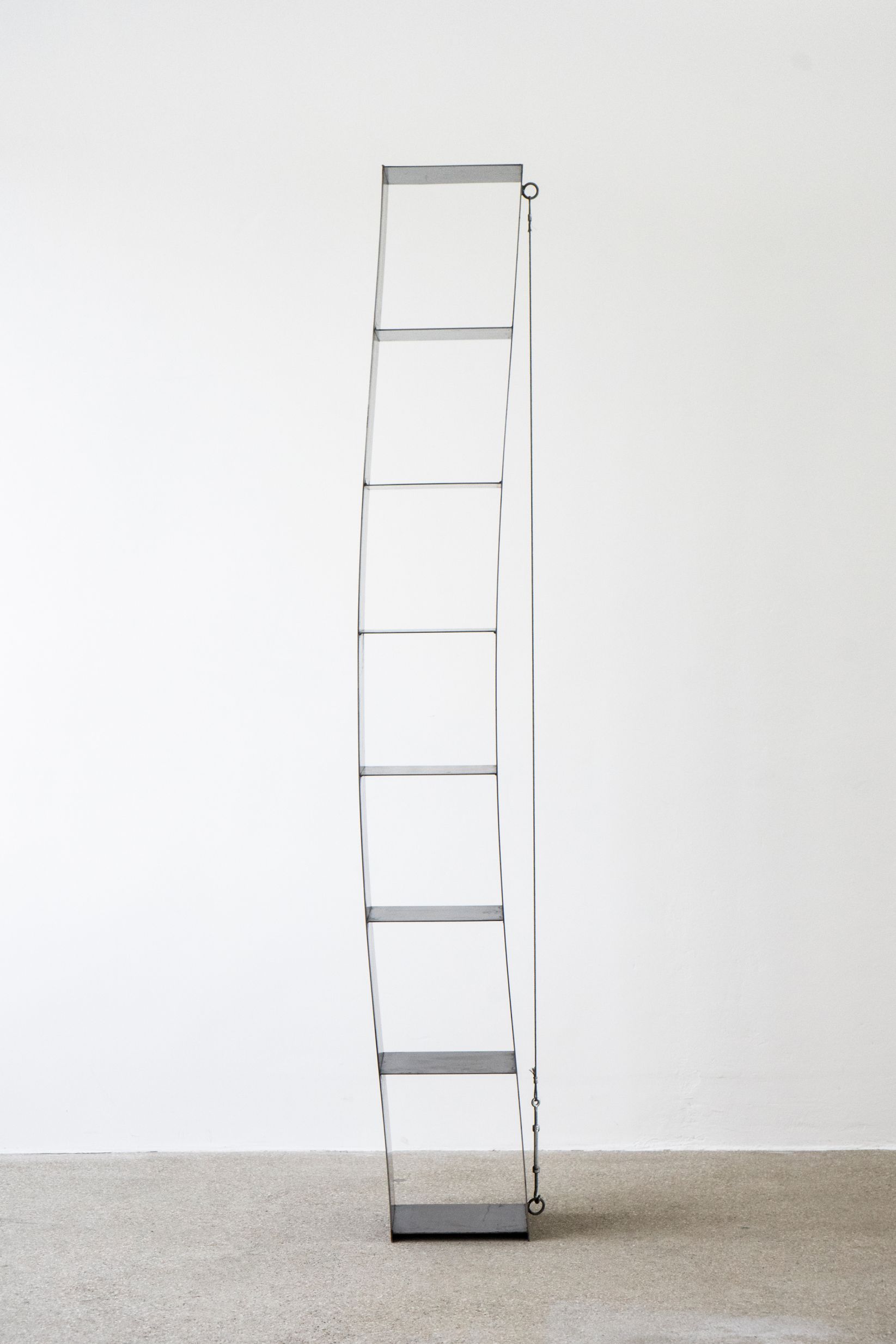 Gespanntes Regal von Moormann: Filigranes, modernes Bücherregal mit sechs Ablageflächen und minimalistischem Design.