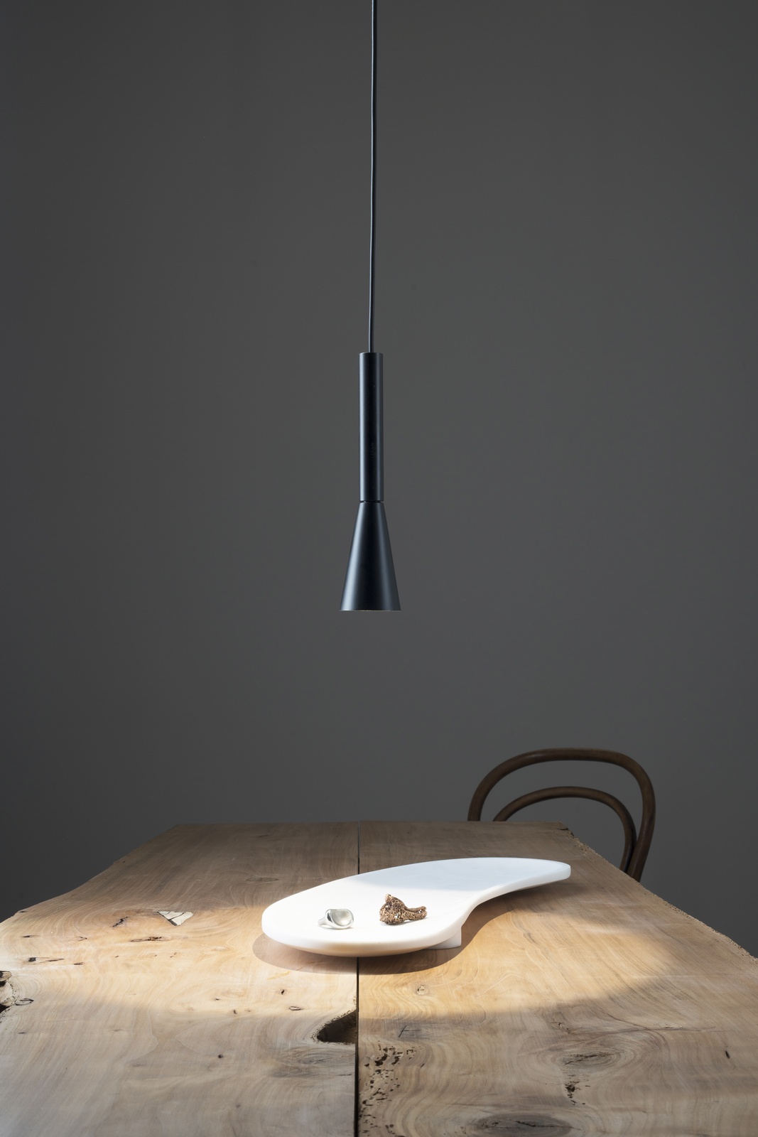 Colibrì Pendelleuchte von Martinelli Luce in Schwarz über einem Holztisch mit Dekoration.