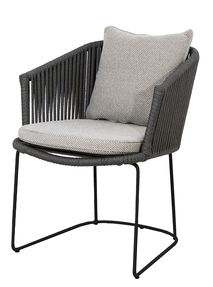 Hellgrauer Cane-Line Moments Stuhl mit Sitzkissen und Rückenkissen für den Außenbereich. Bequeme Outdoor-Möbel.