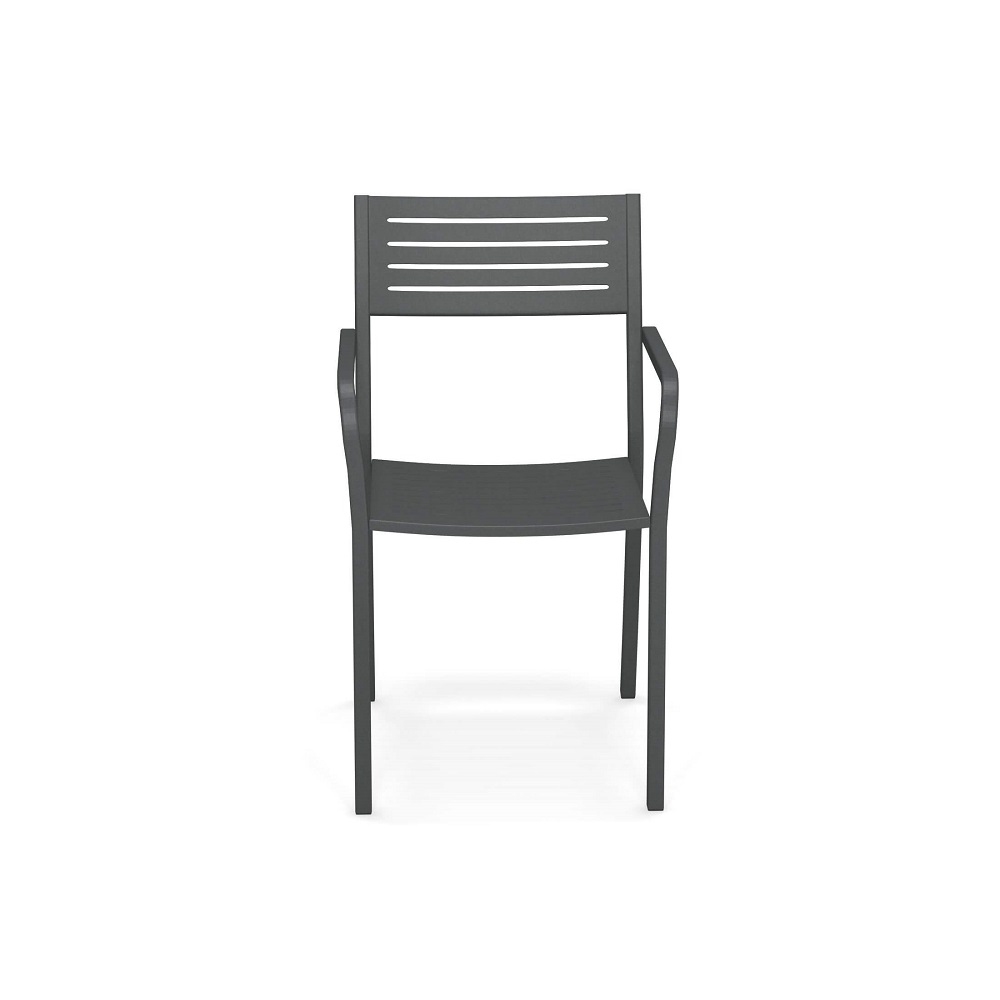 Grauer Emu Armlehnstuhl Segno mit Lattenmuster, ideal für Garten und Terrasse.