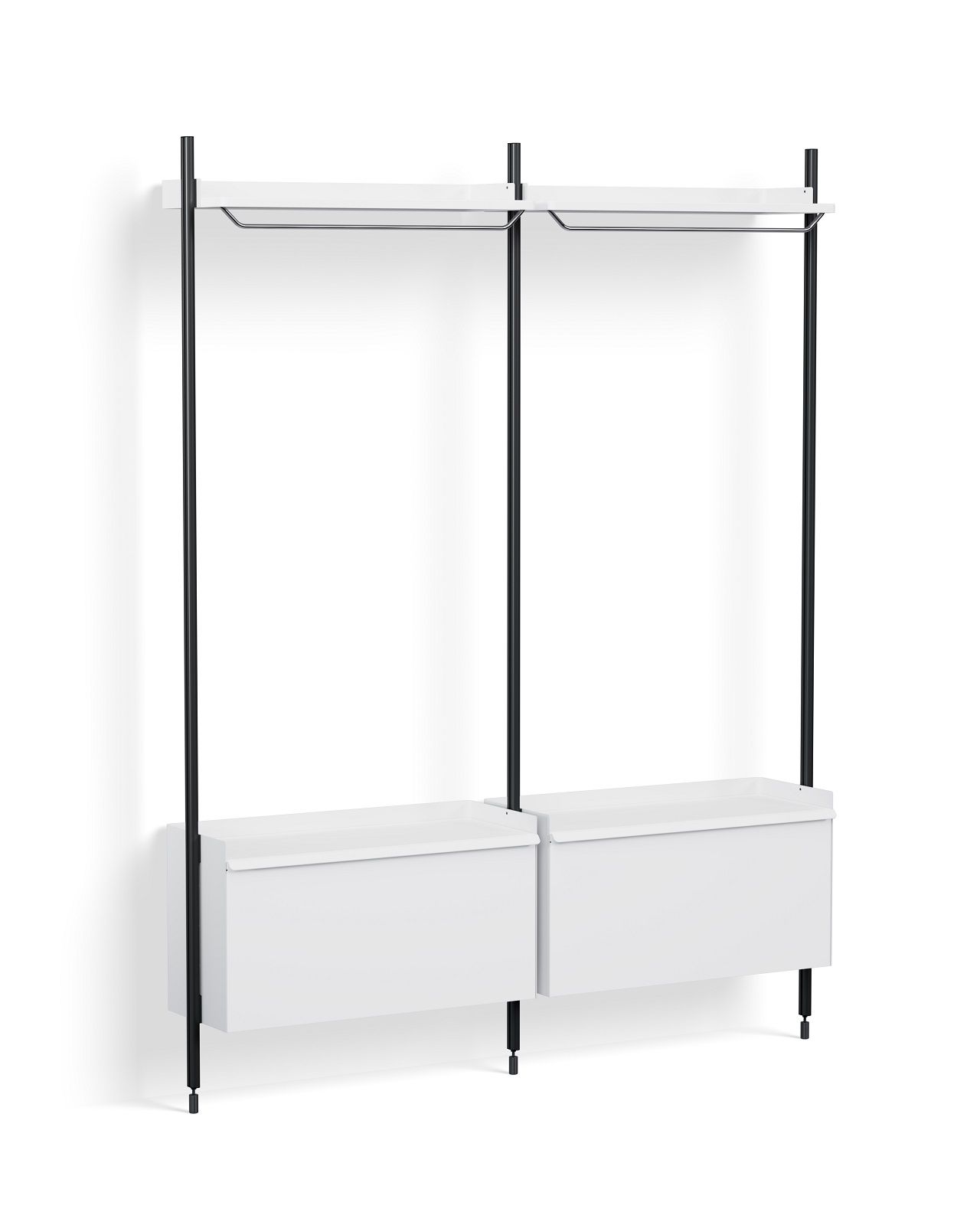 Pier System Regal mit zwei weißen Ablageflächen und schwarzem Gestell. Garderobenlösung für Flur und Schlafzimmer.