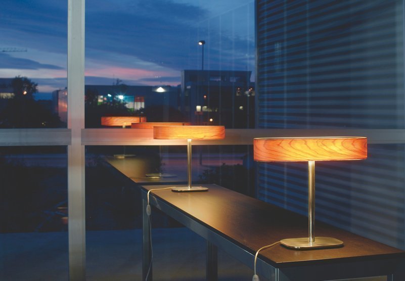 I-Club Tischleuchte von LZF Lamps: Moderne Tischlampe mit Holzfurnier-Schirm und Metallfuß.