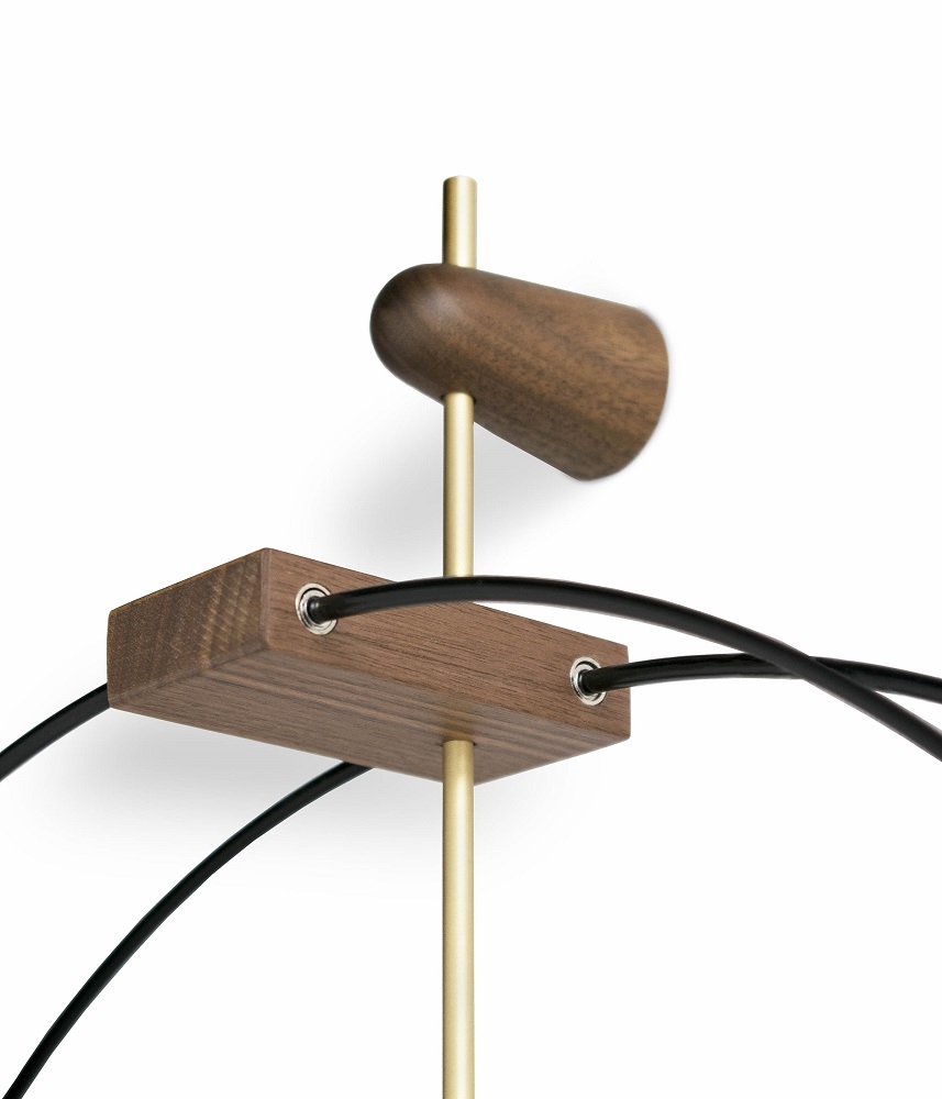 Detailaufnahme der nomon Micro Barcelona Clock Wanduhr mit Holz- und Metallelementen.