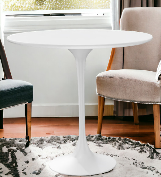 Weißer Saarinen Beistelltisch/Couchtisch H 52 cm von Knoll International mit ovaler Tischplatte.