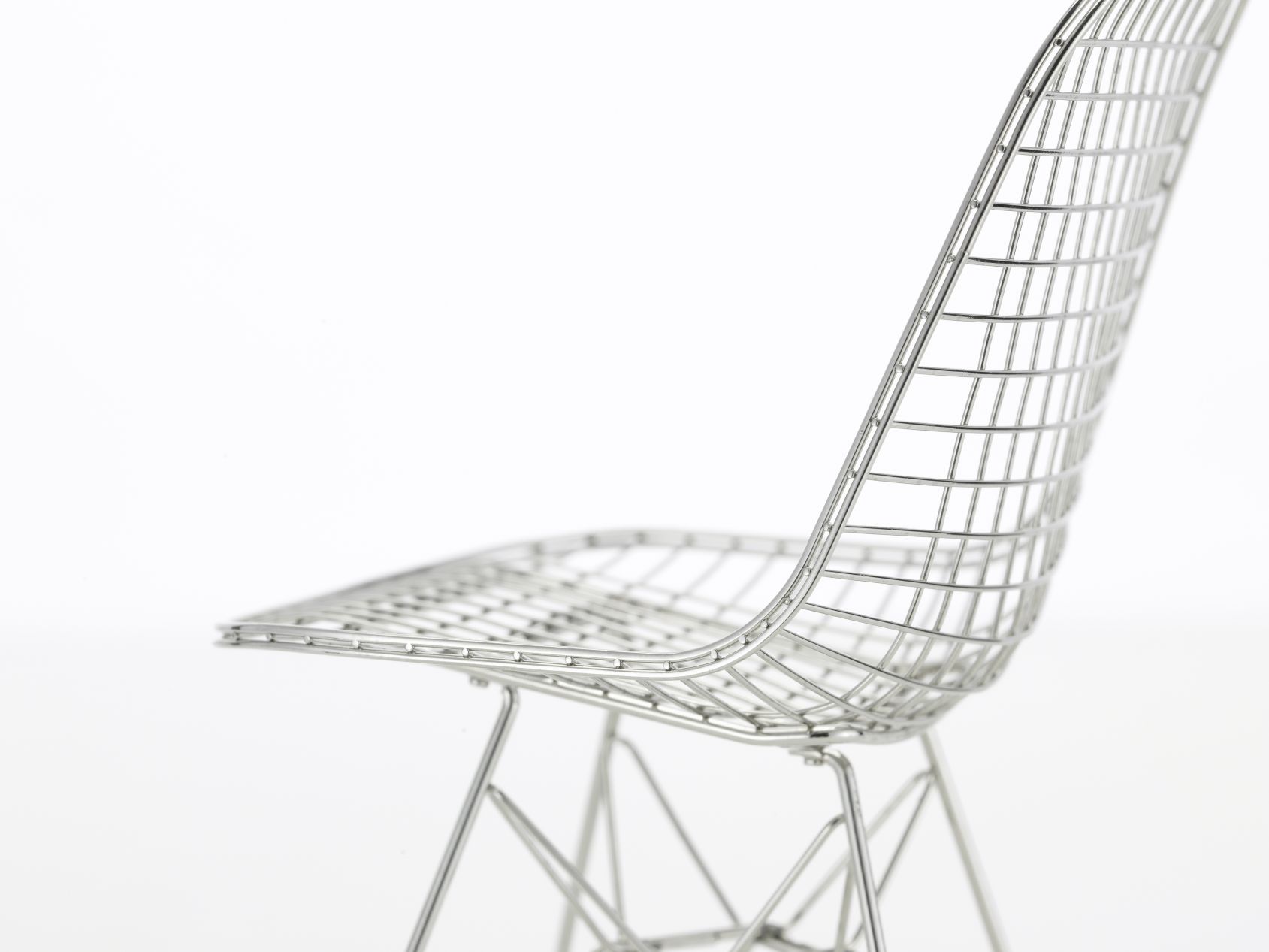 Detailaufnahme: Vitra DKR Wire Chair Miniatur, verchromter Draht, Designklassiker für Sammler.