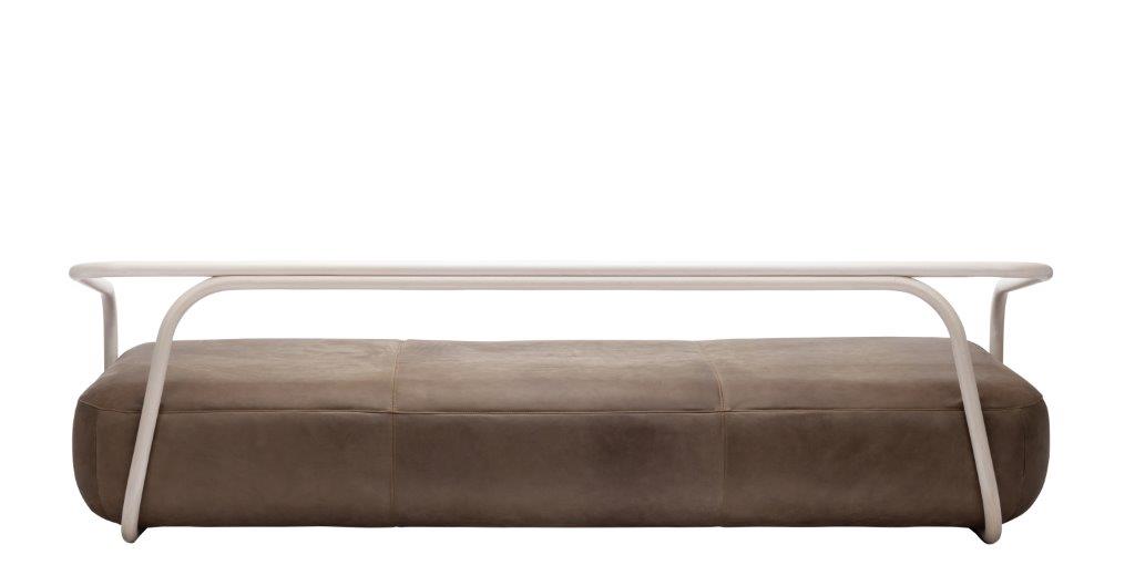 2002 Bugholz-Sofa von Thonet: Braunes Ledersofa mit hellem Holzgestell, modernes Design für Wohnzimmer.