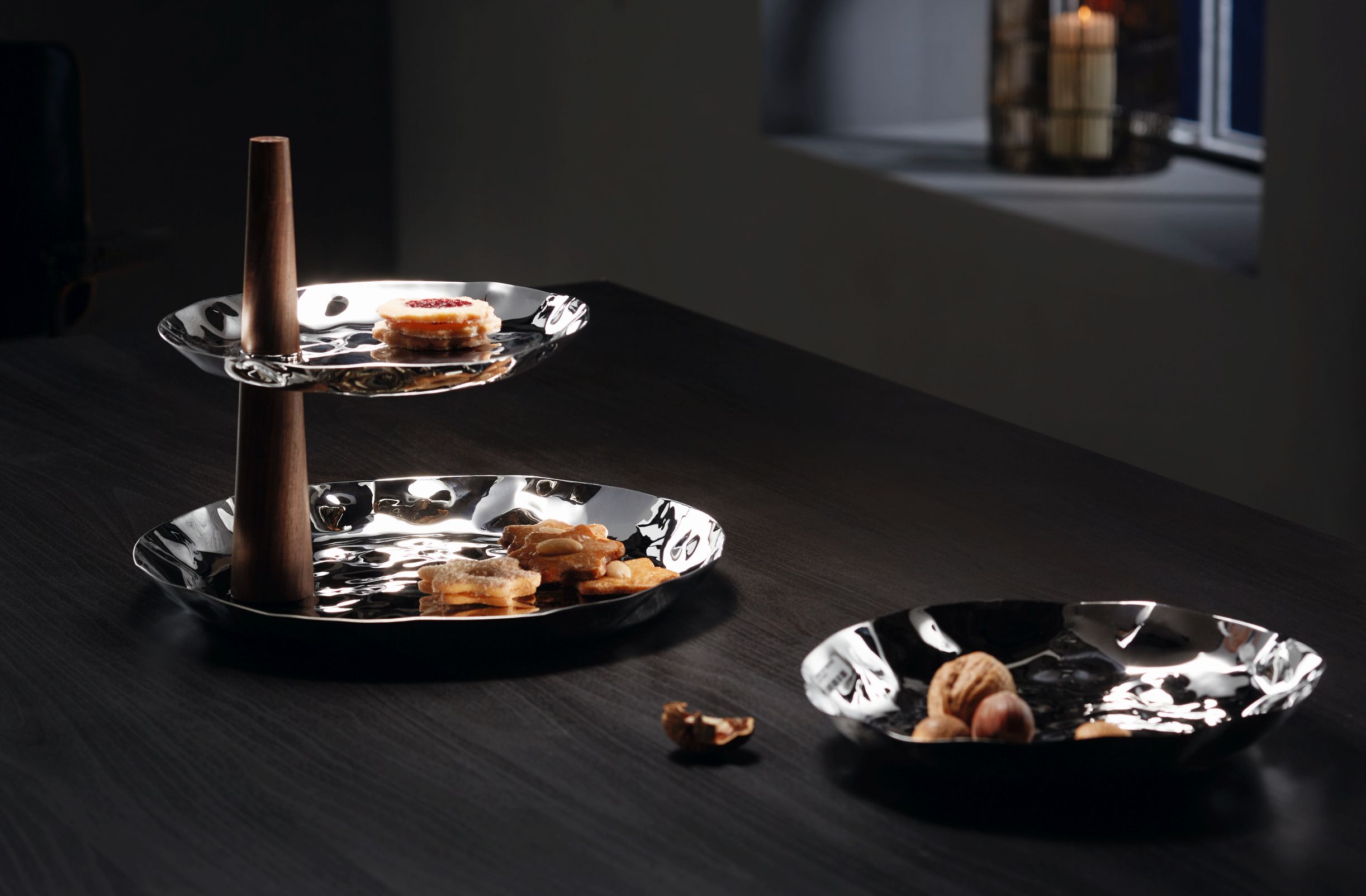 Valencia Etagere von Philippi mit Gebäck und Nüssen, modernes Design für stilvolle Tischdekoration.