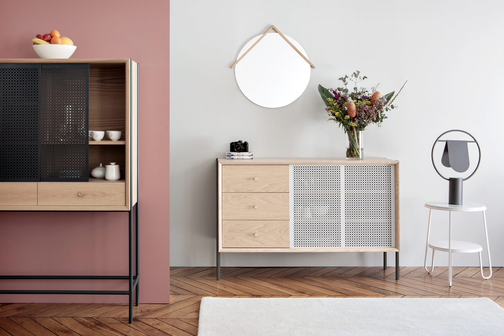 Gabin High Sideboard von Hartô: Hohes Sideboard aus Holz mit schwarzen Akzenten und filigranem Design.
