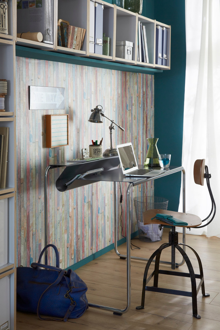 Moderner Arbeitsplatz mit Müller Möbelfabrikation Sekretär PS07, Schreibtischlampe und Bürostuhl.