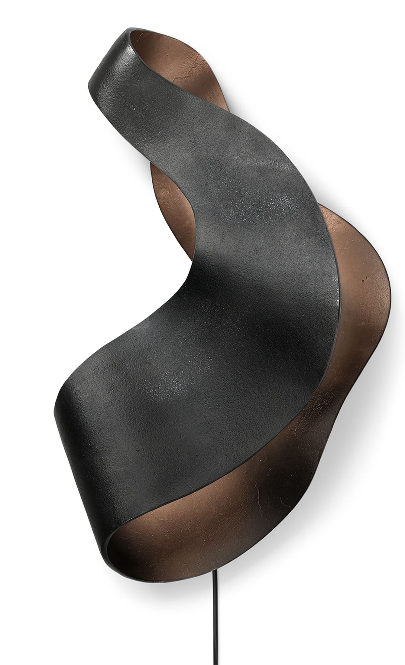 Oyster Wandleuchte von Ferm Living: Abstrakte, skulpturale Wandlampe in Schwarz und Bronze.