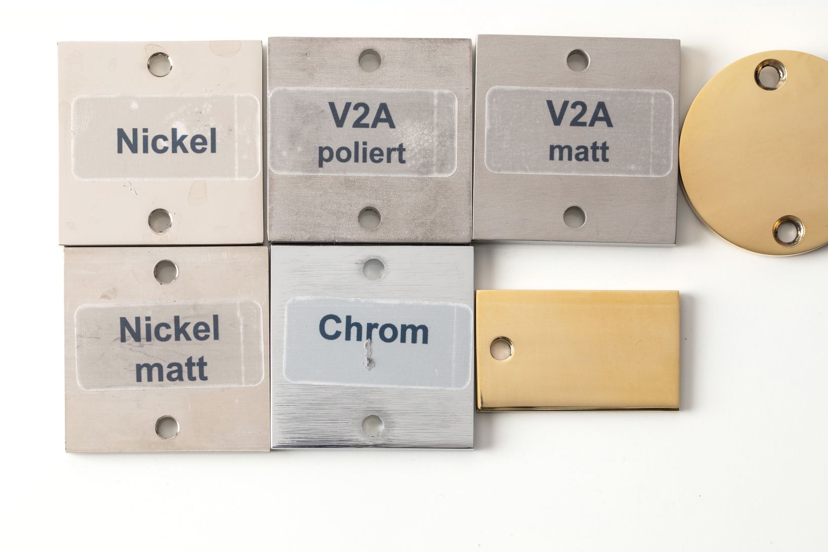 Farbmuster für Tecnolumen Walter Gropius Türdrücker in Nickel, Chrom, V2A poliert und matt, sowie Messing.
