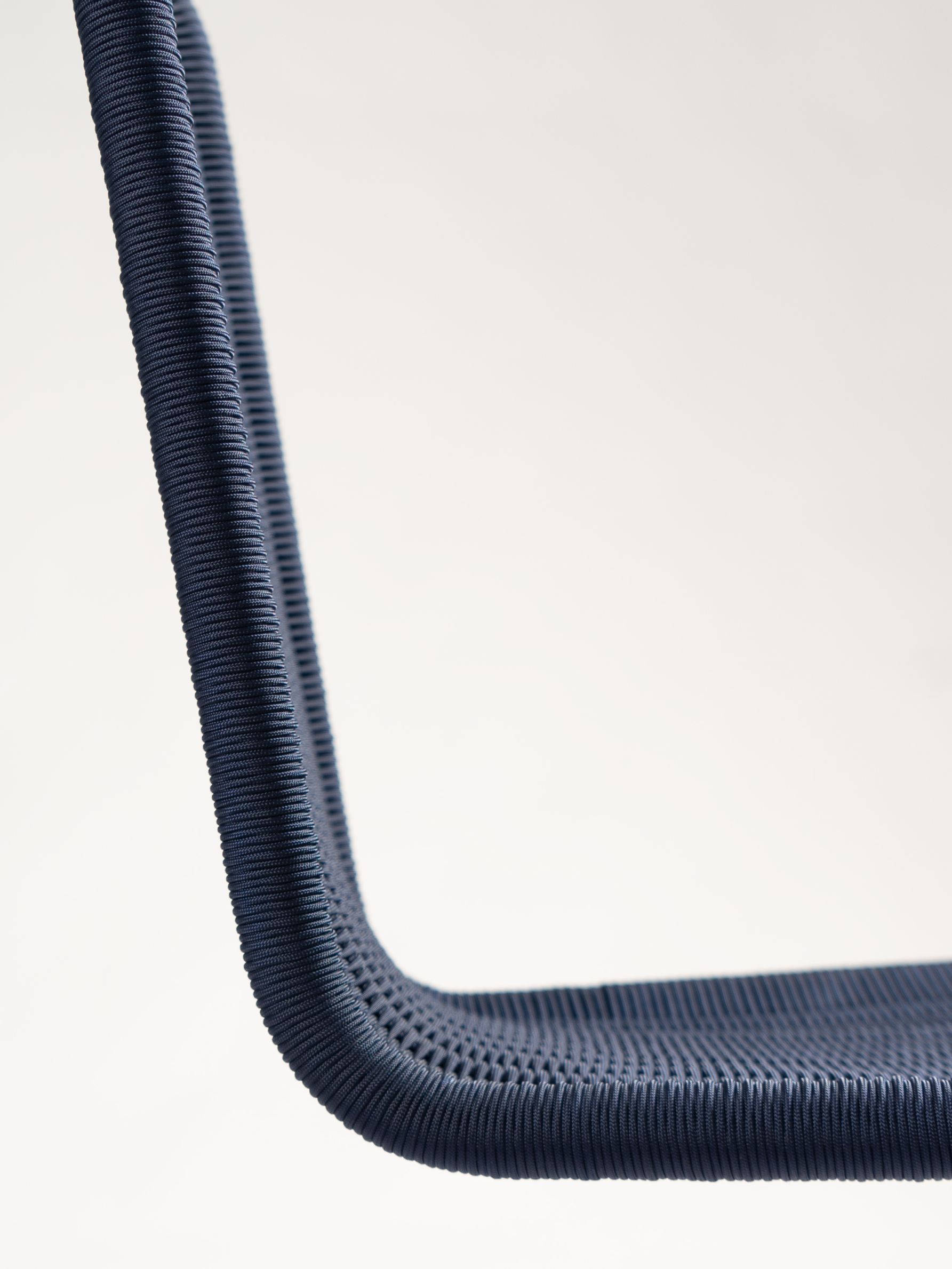 Detailaufnahme des dunkelblauen B25 Kragstuhls von Tecta, geflochtene Sitzfläche und Rückenlehne. Designklassiker für modernes Wohnen.