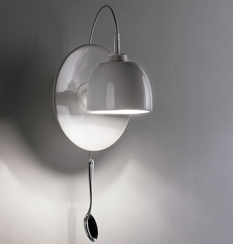 Weiße Light Au Lait Wandleuchte von Ingo Maurer mit Teller und Löffel als Schalter.