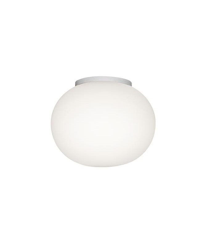 Weiße Mini Glo Ball Leuchte von Flos, runde Wand- oder Deckenlampe für stimmungsvolles Licht.