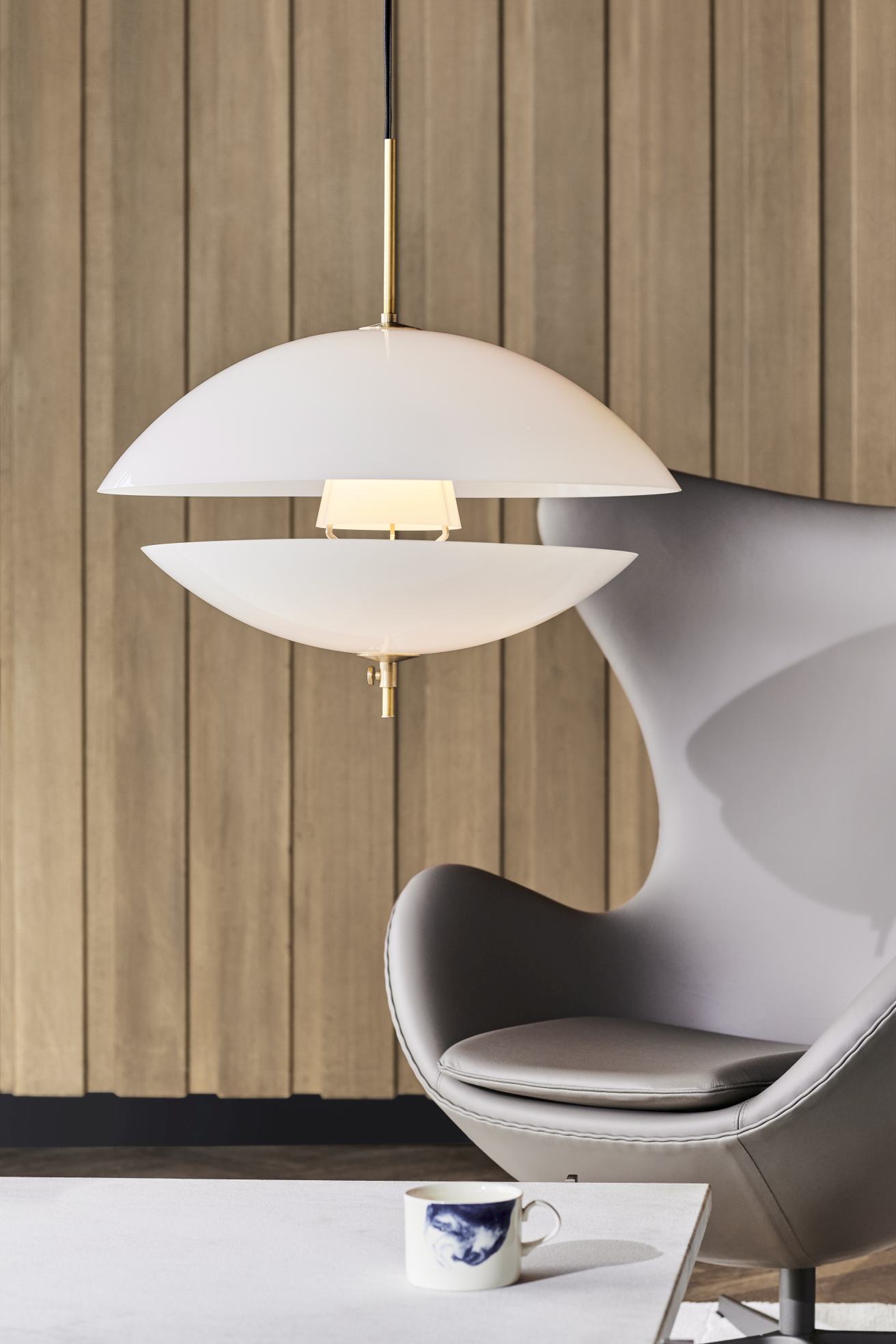 Weiße Clam Pendelleuchte von Fritz Hansen, modernes Design mit Messingdetails, Hängelampe für Wohnzimmer.