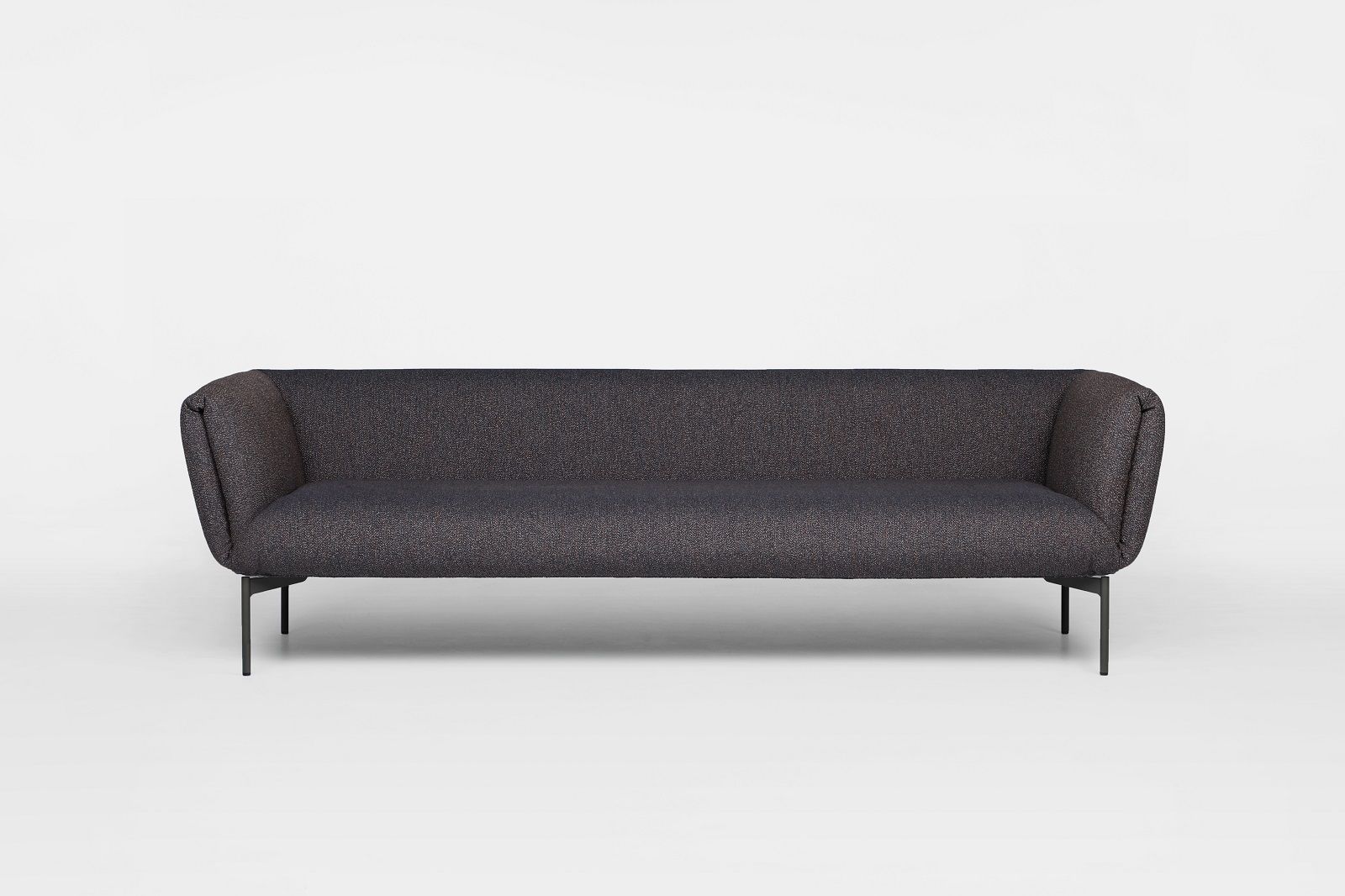 Impression Sofa von Prostoria: Modernes, dunkelgraues Sofa mit Stoffbezug und filigranen Metallbeinen.