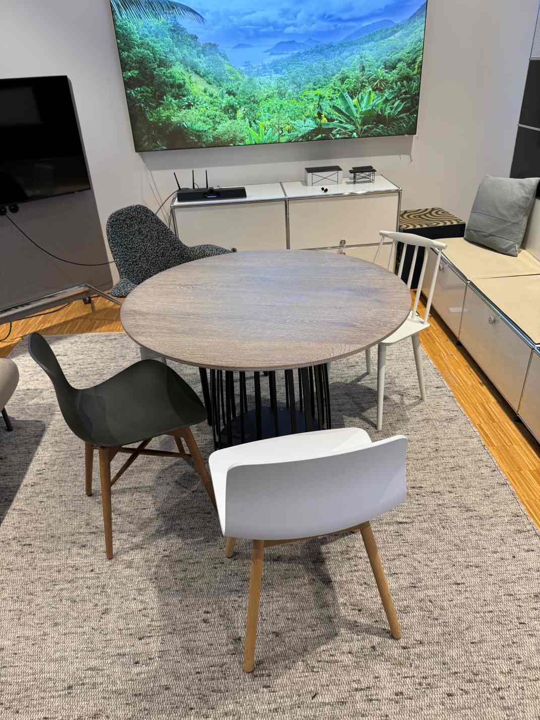 BC 07 Basket Tisch Rund EICHE GERÄUCHERT WEISS ROHEFFEKT Janua AUSSTELLUNGSSTÜCK