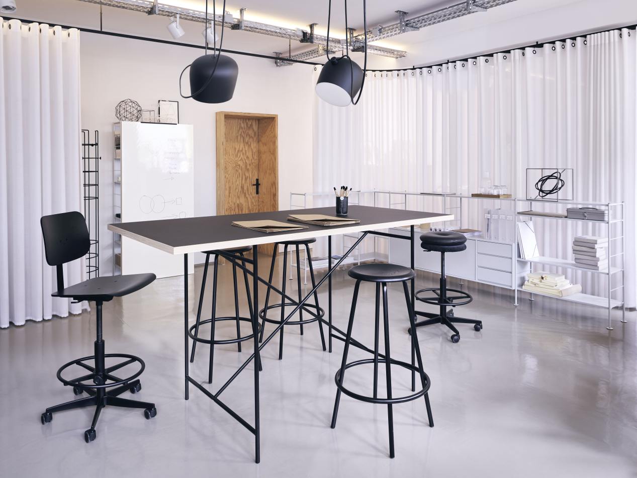 Milla Stehtisch von Richard Lampert, 140 x 80 cm, mit Barhockern in Büroumgebung.