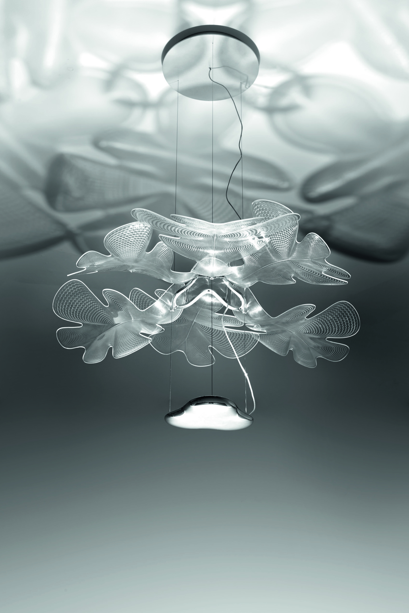 Chlorophilia Pendelleuchte von Artemide: Moderne Hängelampe mit transparentem Diffusor und Chromstruktur.