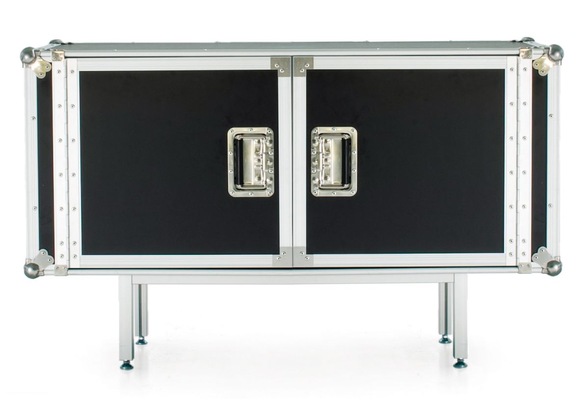 Total Sideboard von Moroso Diesel mit zwei schwarzen Türen und silbernen Griffen und Beinen.