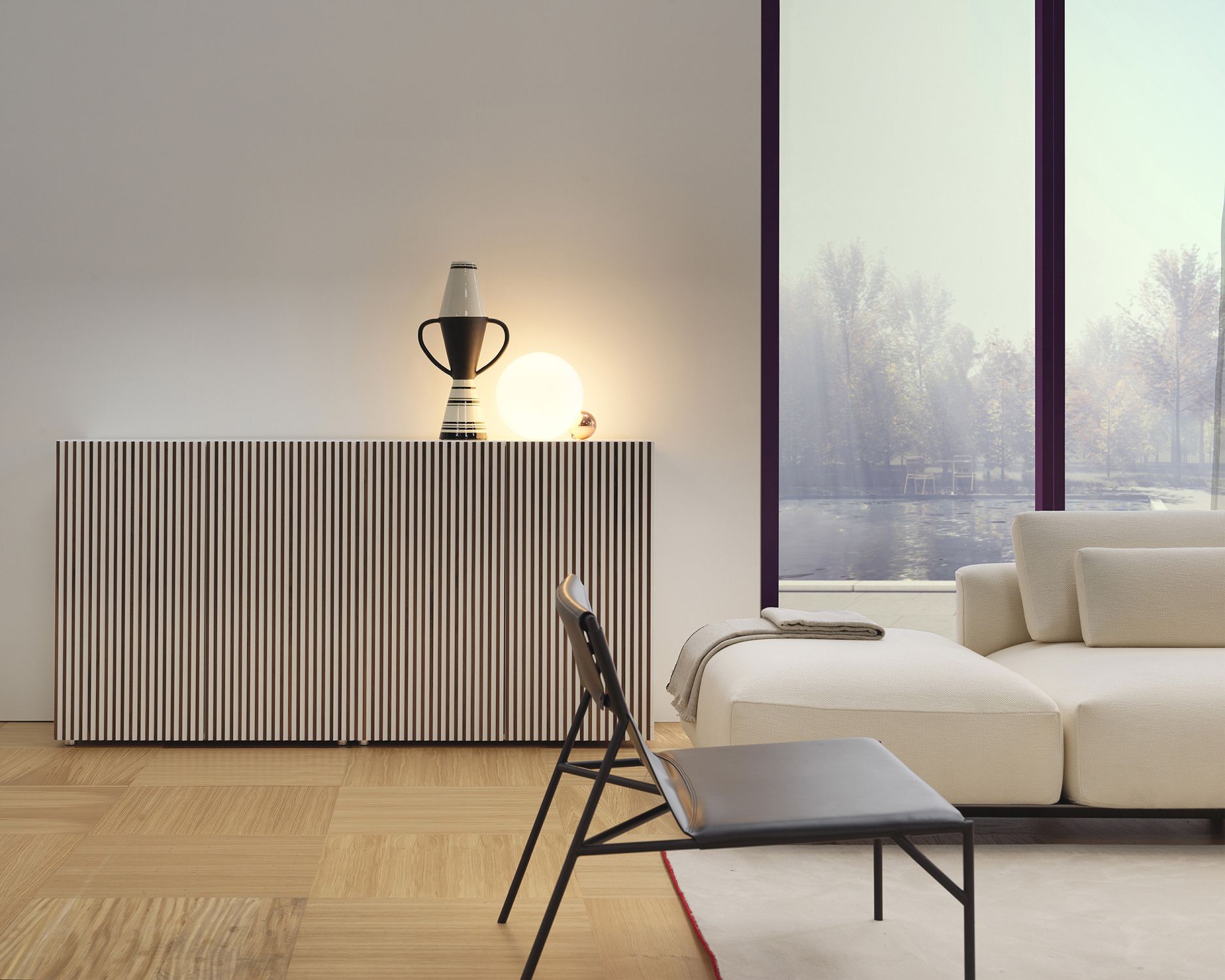 Leon Decor Anrichte von Casamania Horm: Moderne Kommode mit vertikalen Streifen im Wohnzimmer.