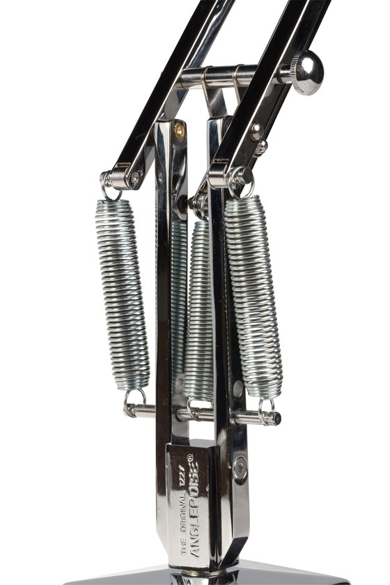 Detailaufnahme der Chrom-Mechanik der Anglepoise Original 1227 Tischleuchte mit Federn und Gelenken.