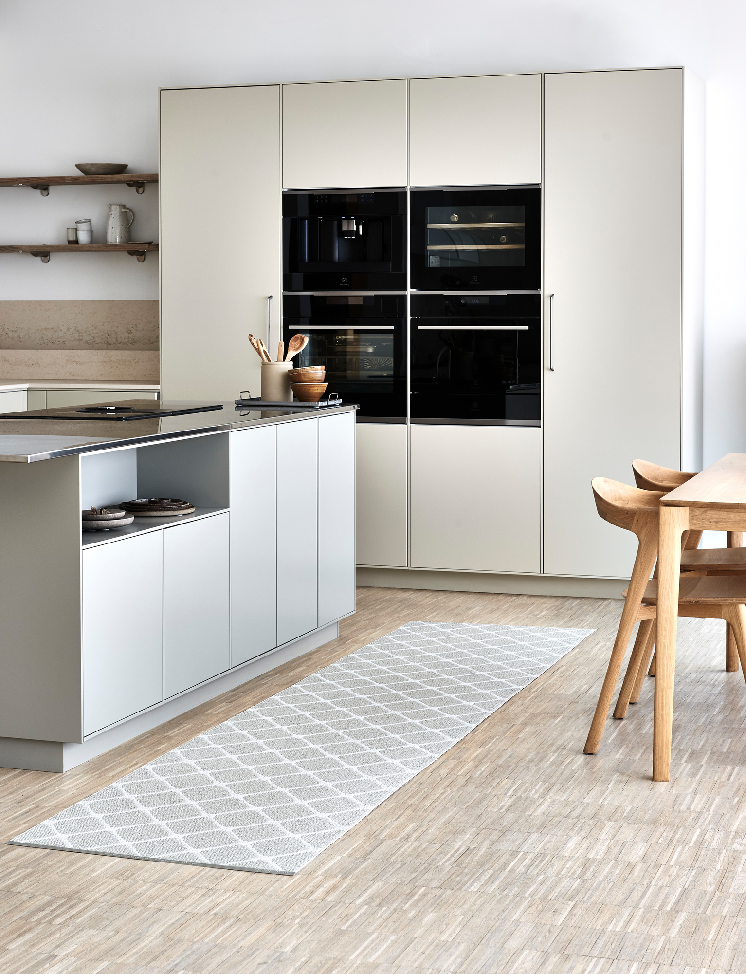 Pappelina Rex Kunststoffteppich 70x160 cm in Küche mit modernem Design und hellem Holzfußboden.