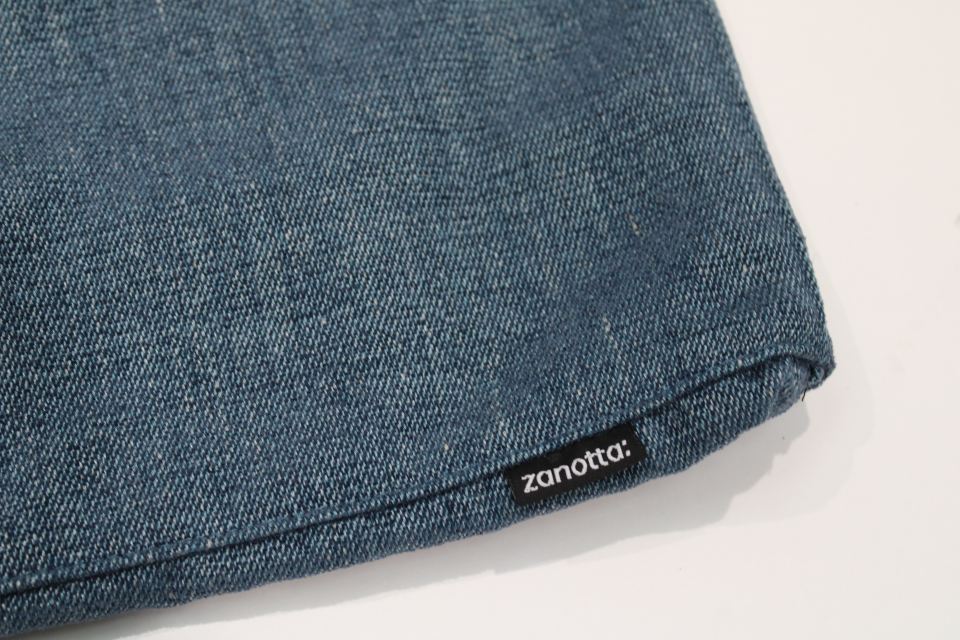 Detailaufnahme: Ada Stuhl Ersatzbezug in Jeans-Optik von Zanotta, hochwertiger Möbelbezug für Stühle.