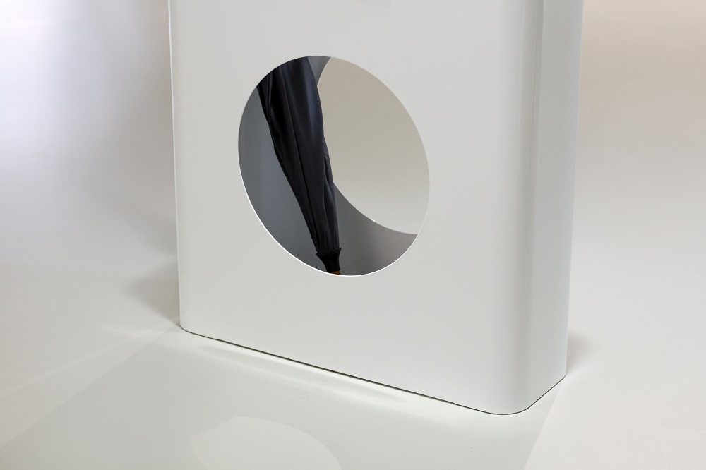 Weißer Flow Schirmständer von Cascando mit rundem Ausschnitt und einem Regenschirm darin.