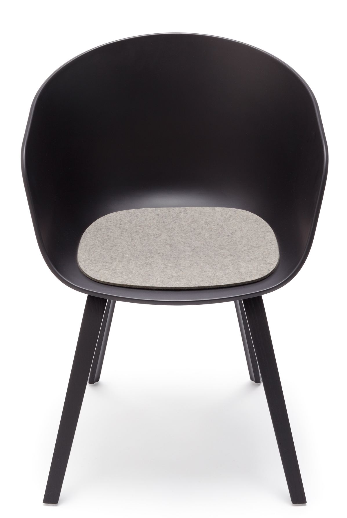 Schwarzer About A Chair AAC22 Stuhl mit hellmelierten Hey Sign Filz Sitzauflage für mehr Komfort.