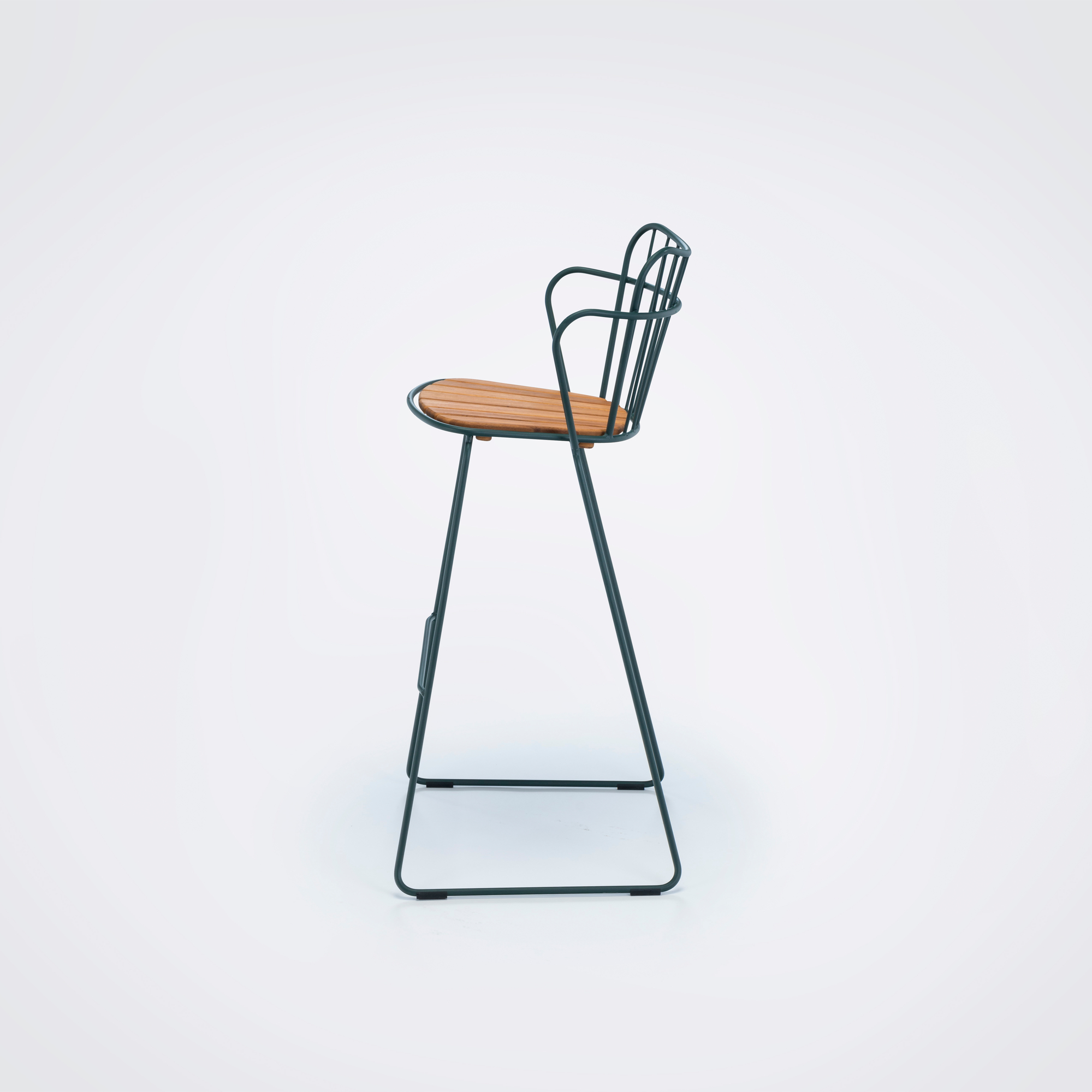 Paon Barhocker von Houe für den Außenbereich, Stahl und Bambus, Seitenansicht.