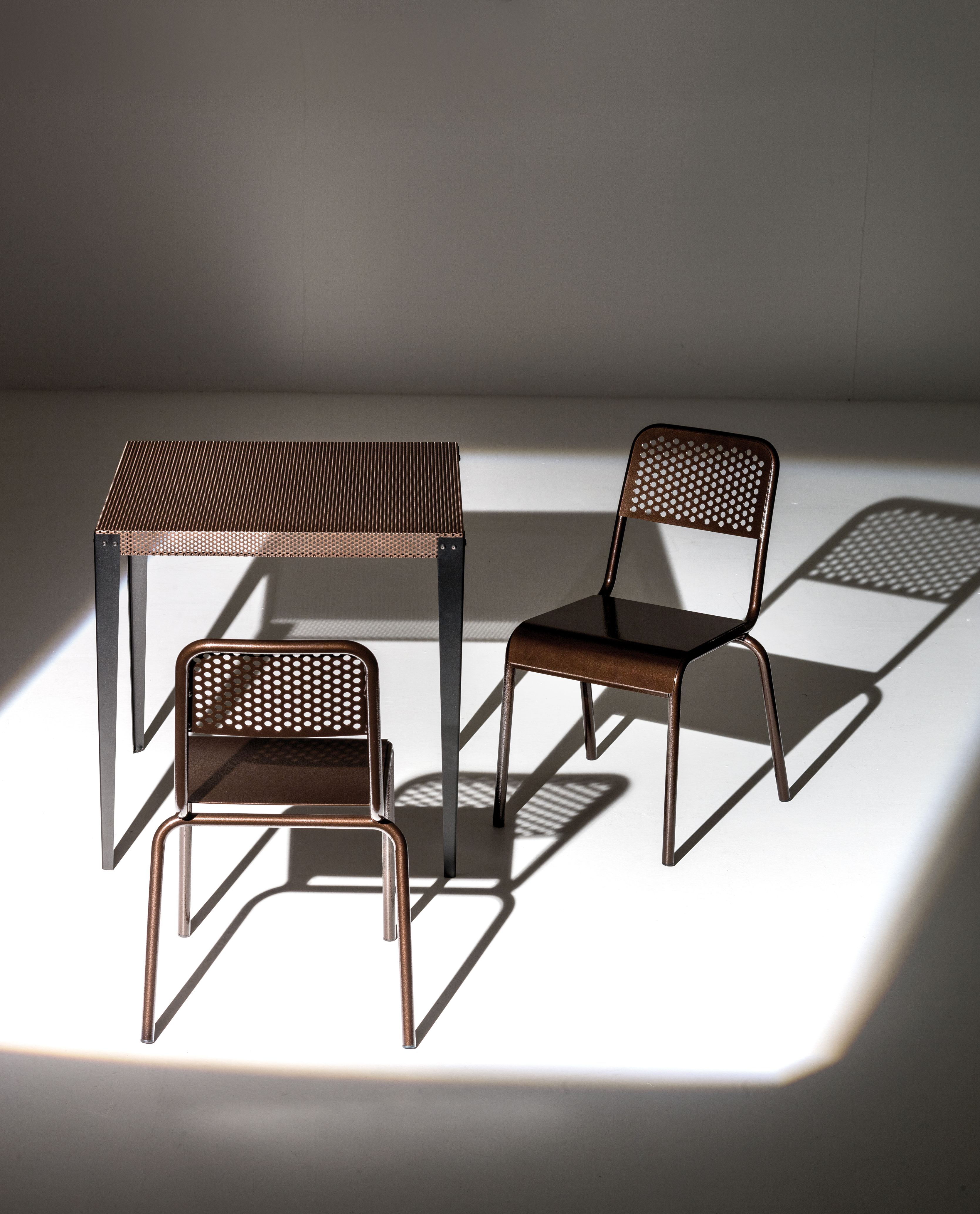 Zwei braune Nizza Stühle von Moroso Diesel und ein passender Tisch im minimalistischen Design.