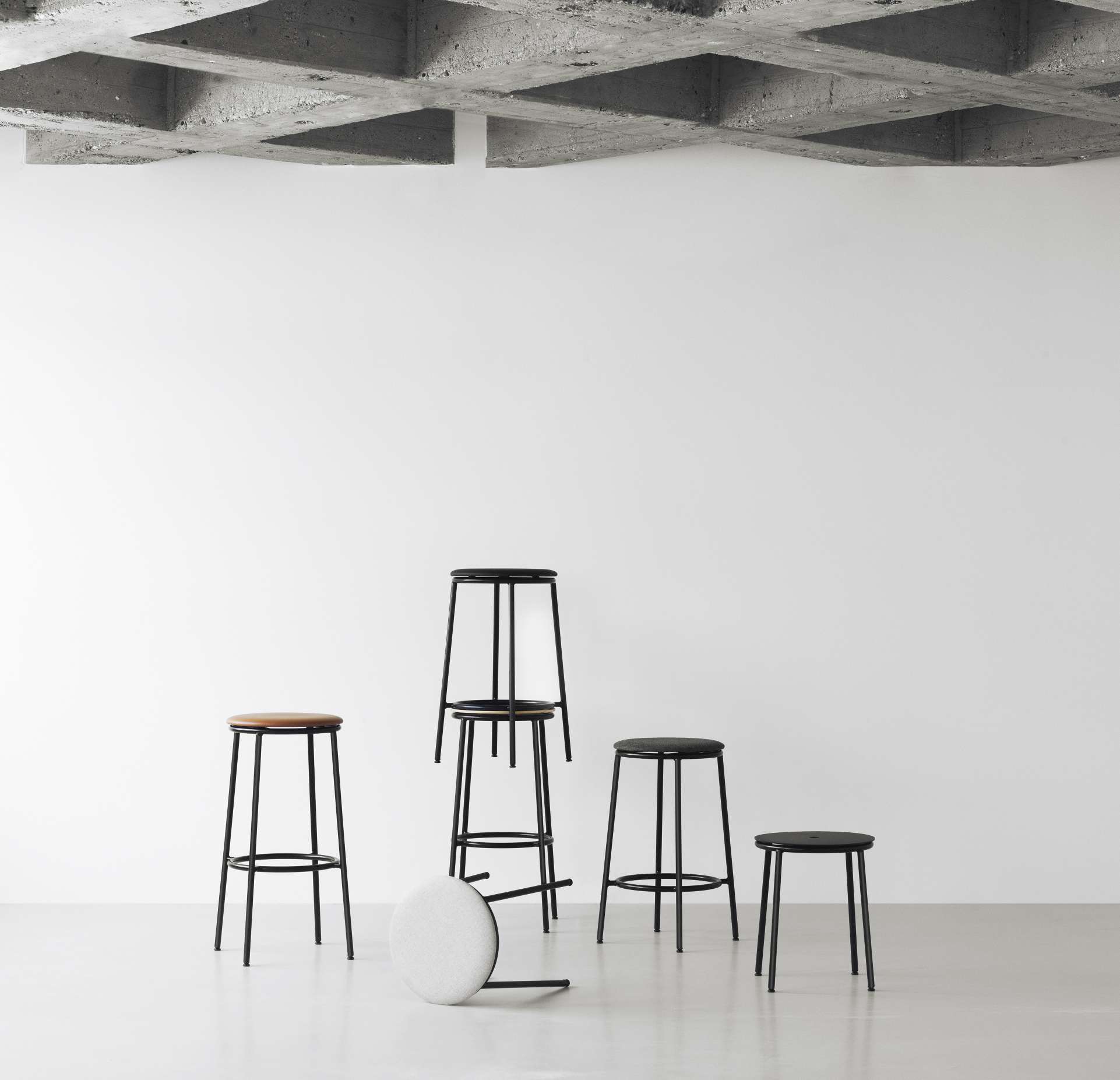 Circa Barstool H 75 cm von Normann Copenhagen: Barhocker in verschiedenen Ausführungen und Höhen.