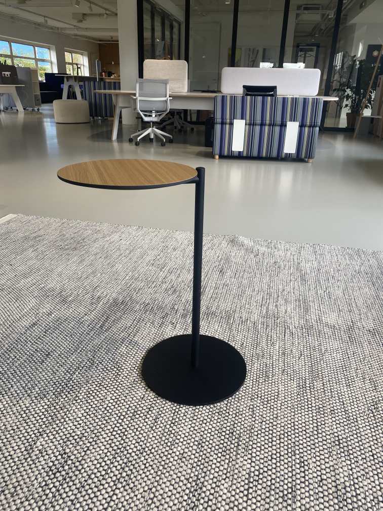 Bond Side Table von Cascando: Beistelltisch mit Holzplatte und schwarzem Fuß für Laptop.