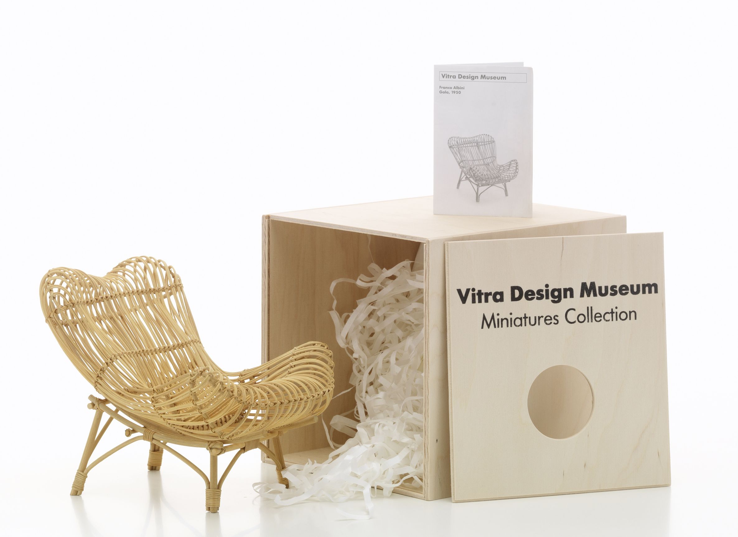 Geflochtener Miniatur Sessel Gala von Vitra, Teil der Design Museum Miniatures Collection.